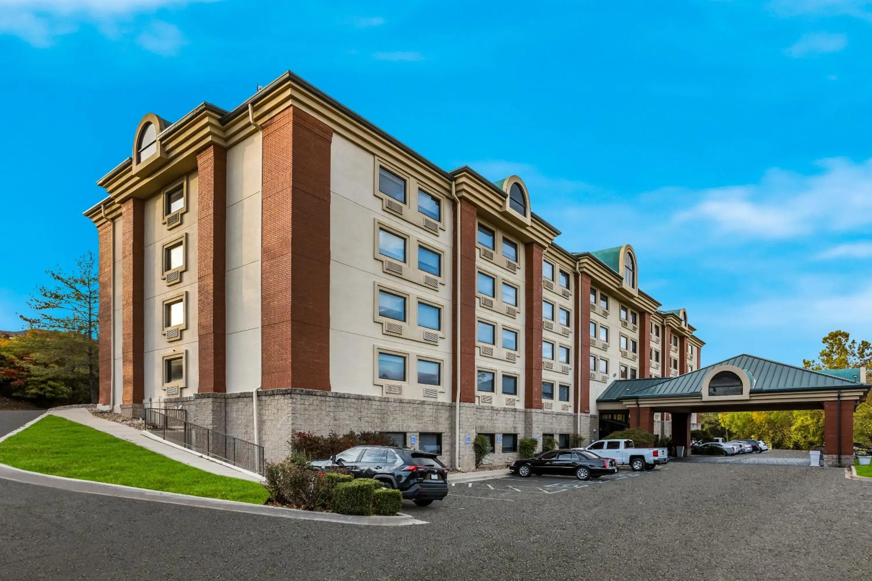 Property building in Holiday Inn Express Branson- Green Mountain Drive by IHG Property building in Holiday Inn Express Branson- Green Mountain Drive by IHG