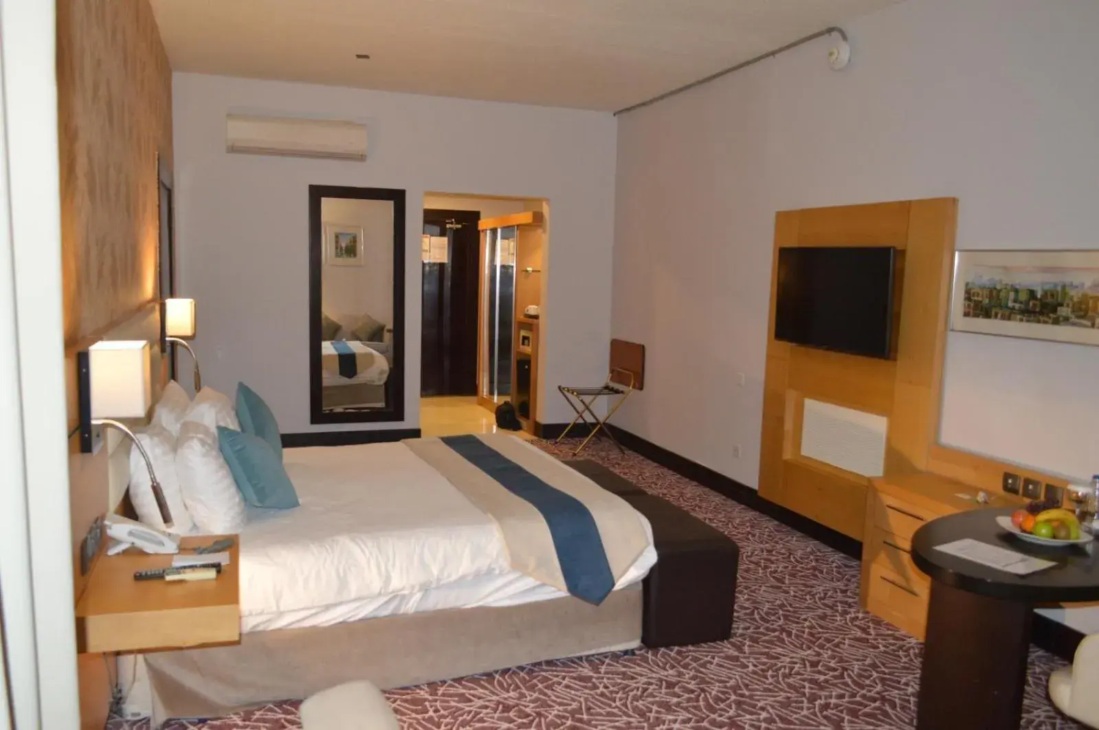 Photo of the whole room, Bed in Golden Tulip Hail Photo of the whole room, Bed in Golden Tulip Hail