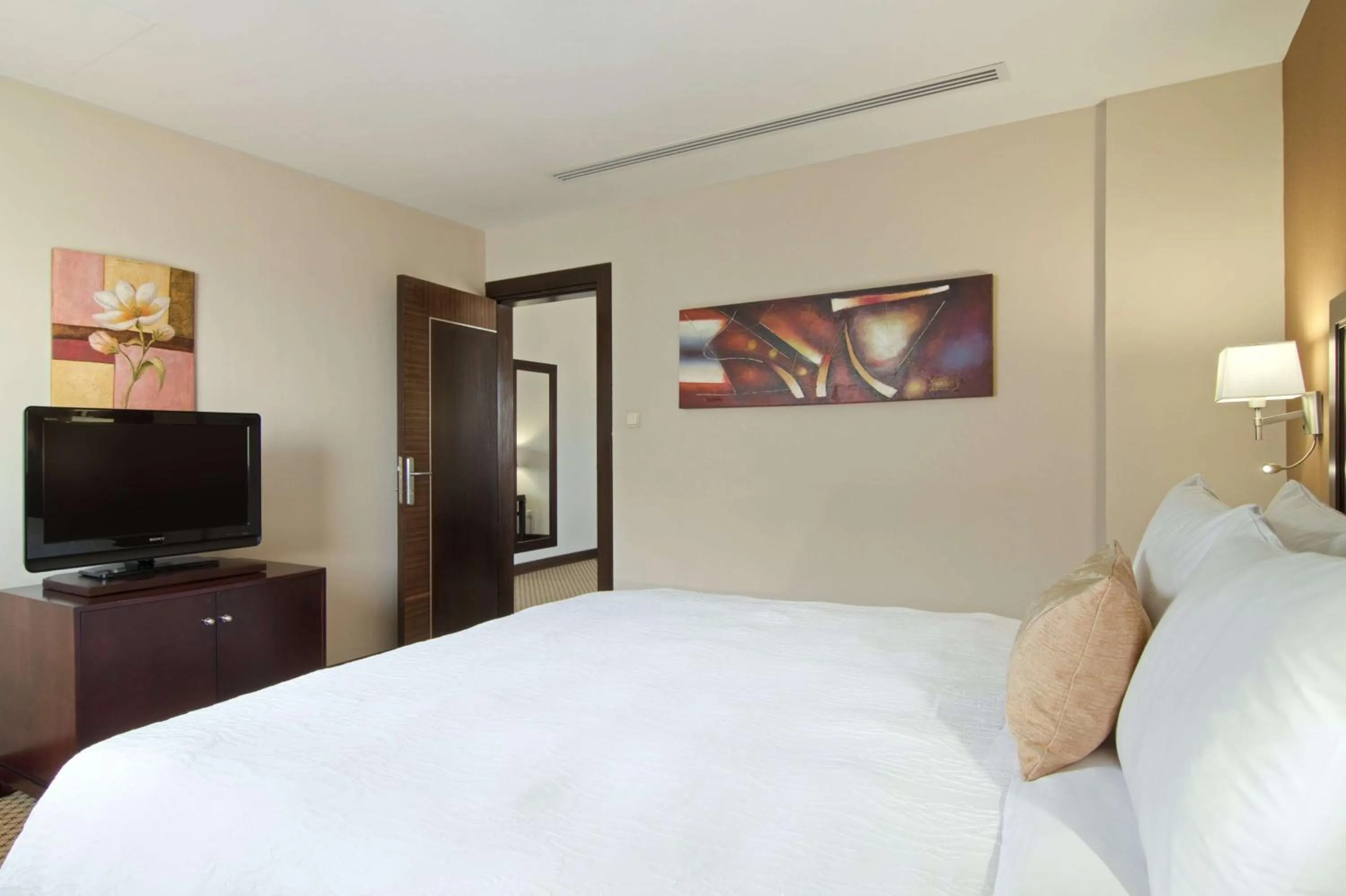 Bed, TV/Entertainment Center in Hilton Garden Inn Riyadh Olaya
