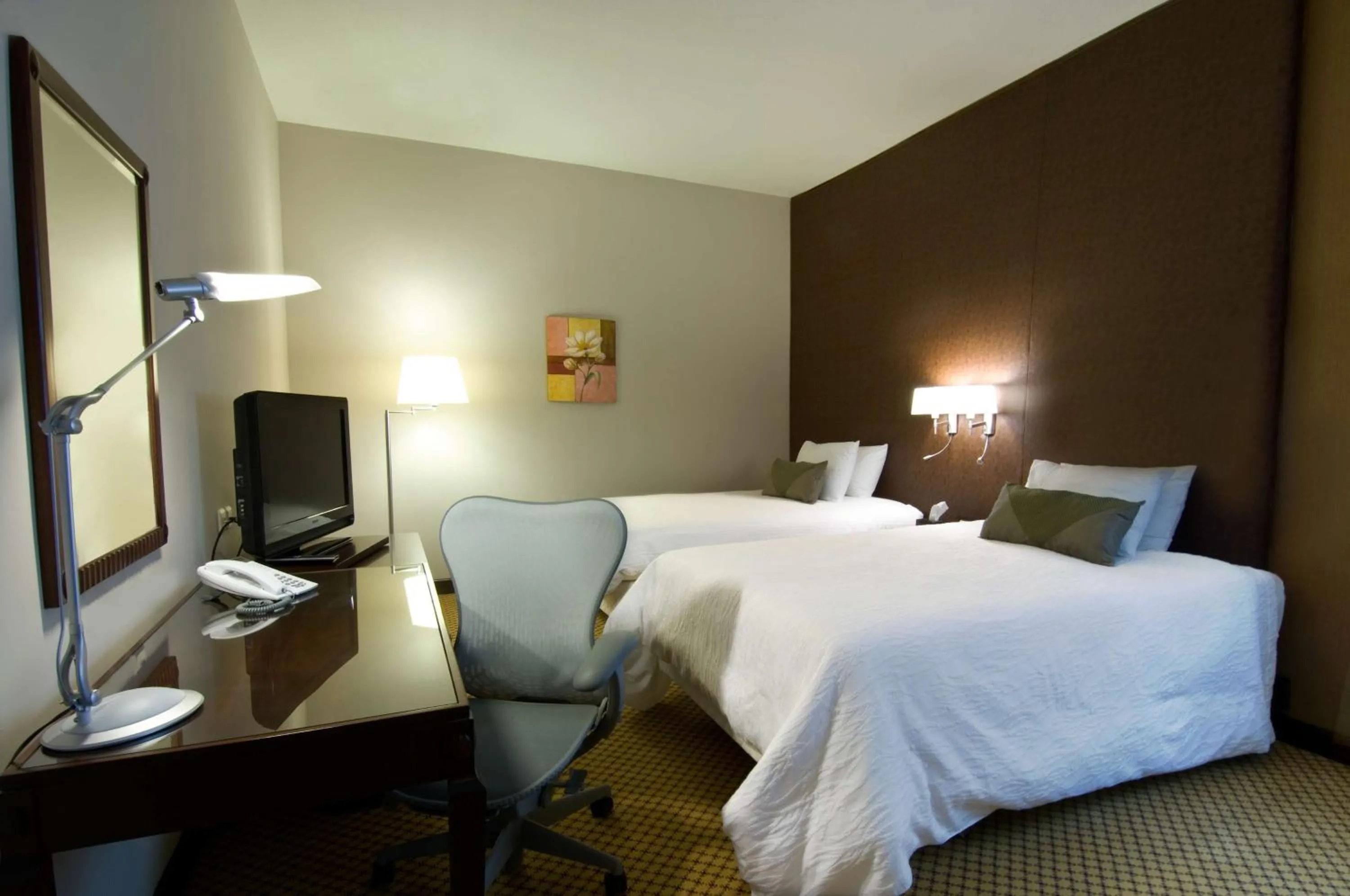 Bed, TV/Entertainment Center in Hilton Garden Inn Riyadh Olaya