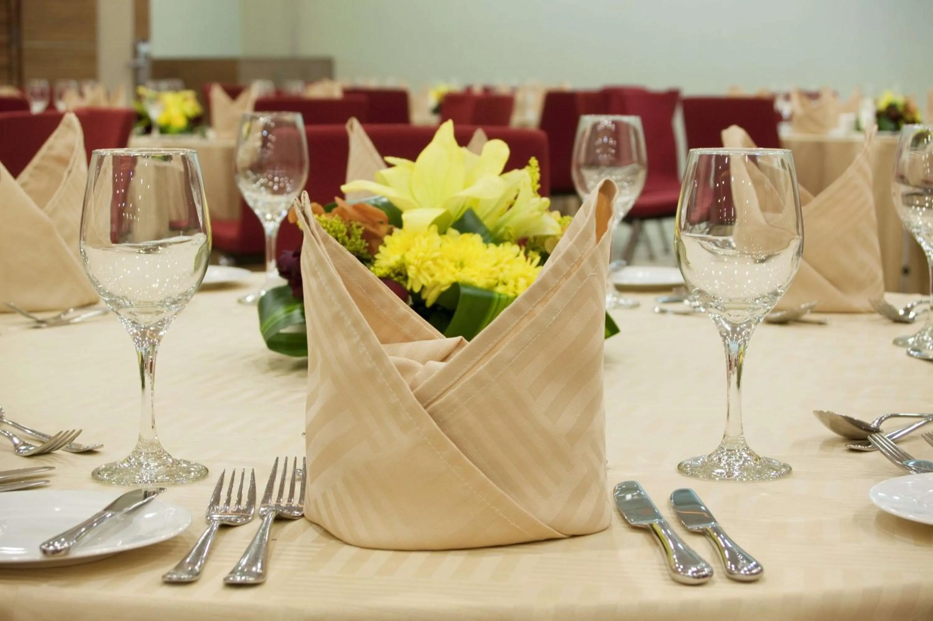 Meeting/conference room, Restaurant/Places to Eat in Hilton Garden Inn Riyadh Olaya