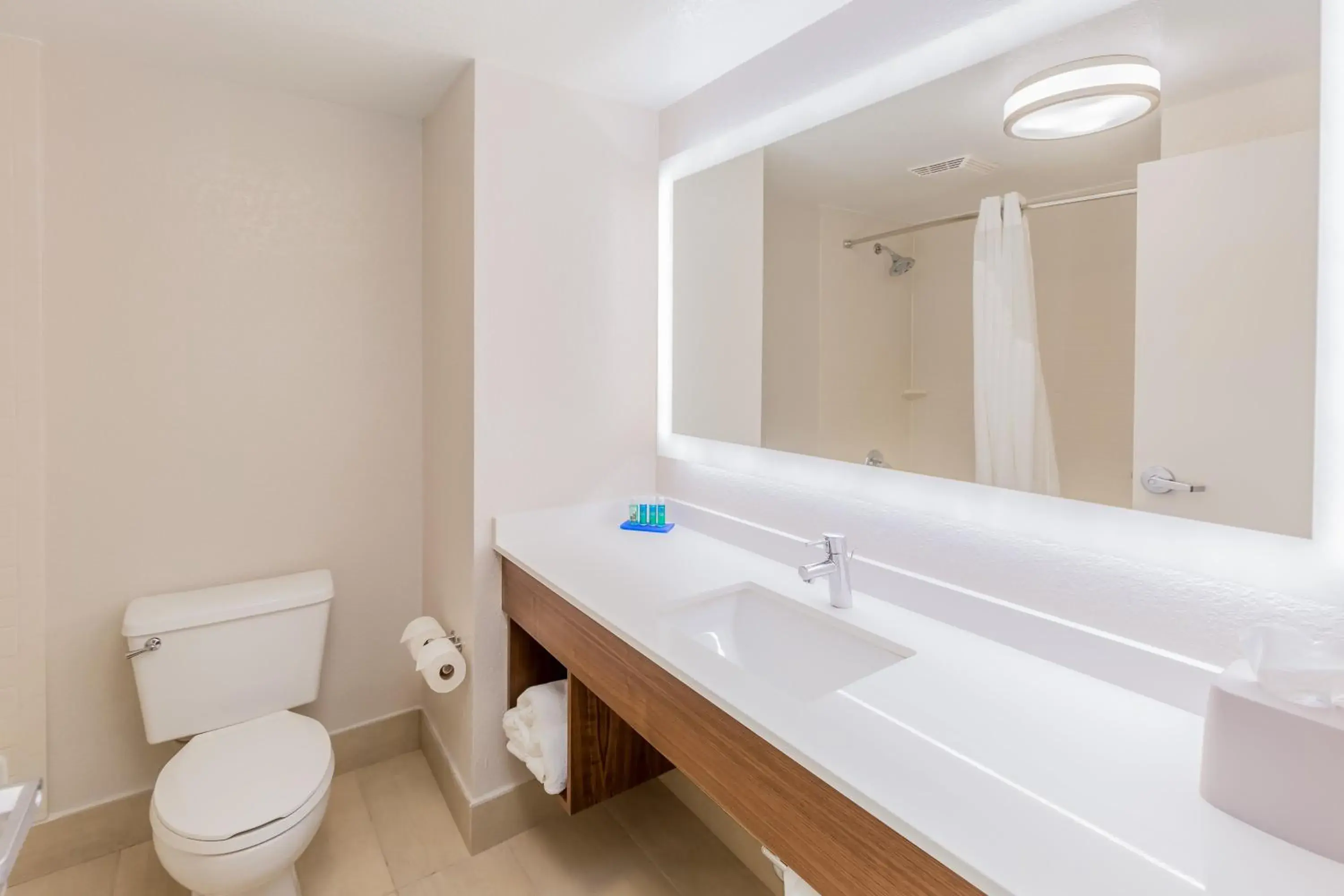 Standard King Room with Pool View in Holiday Inn Express Orange Beach - On The Beach by IHG Standard King Room with Pool View in Holiday Inn Express Orange Beach - On The Beach by IHG