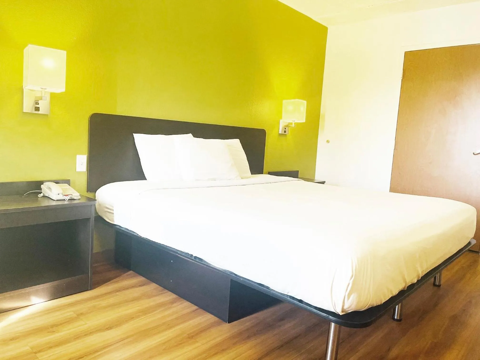 Bedroom, Bed in Willow Lodge Willoughby Cleveland