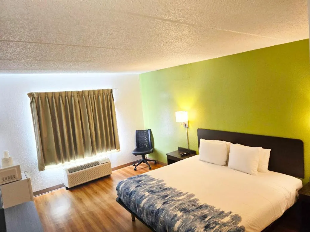 Bedroom, Bed in Willow Lodge Willoughby Cleveland