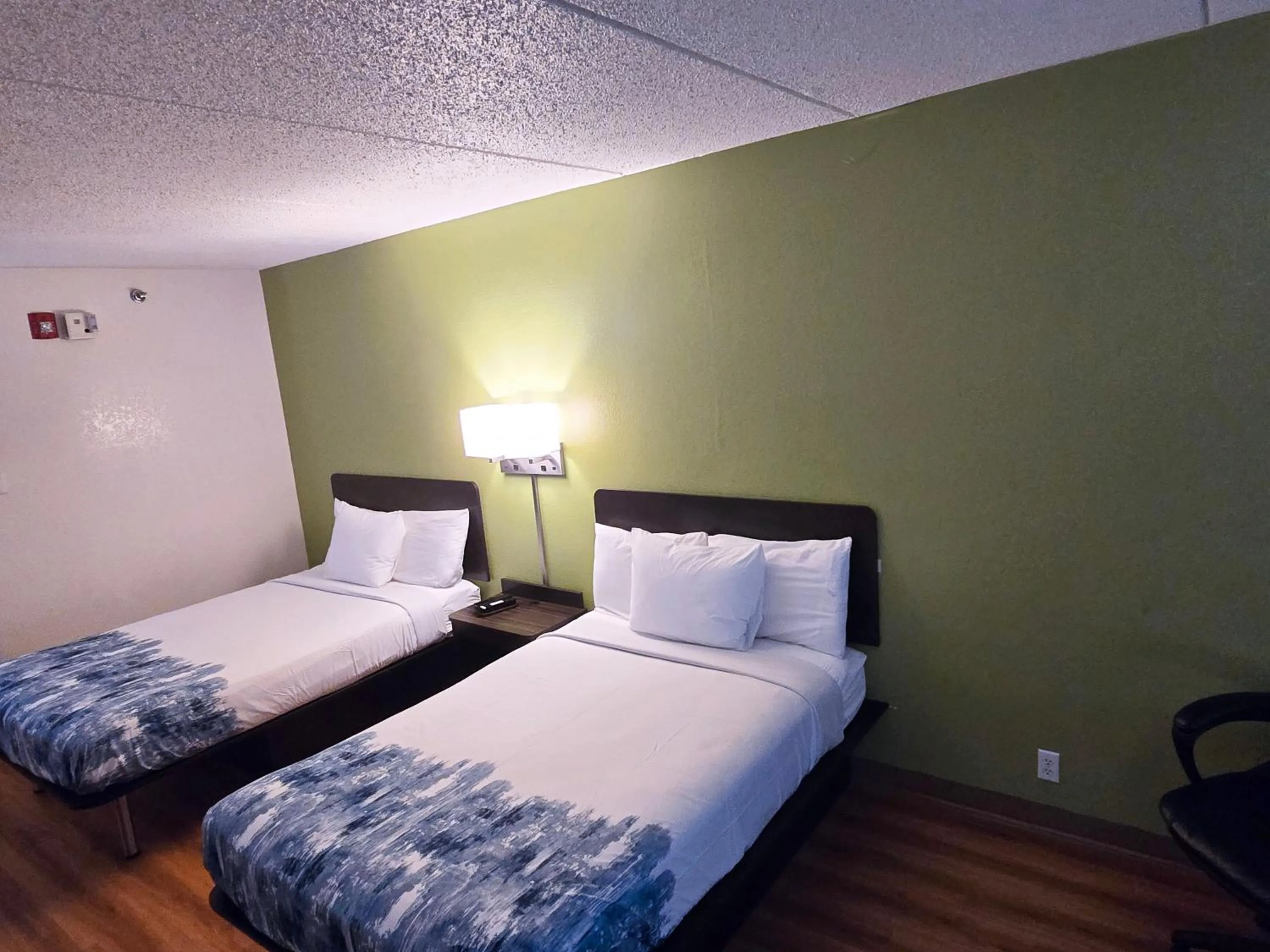 Bedroom, Bed in Willow Lodge Willoughby Cleveland