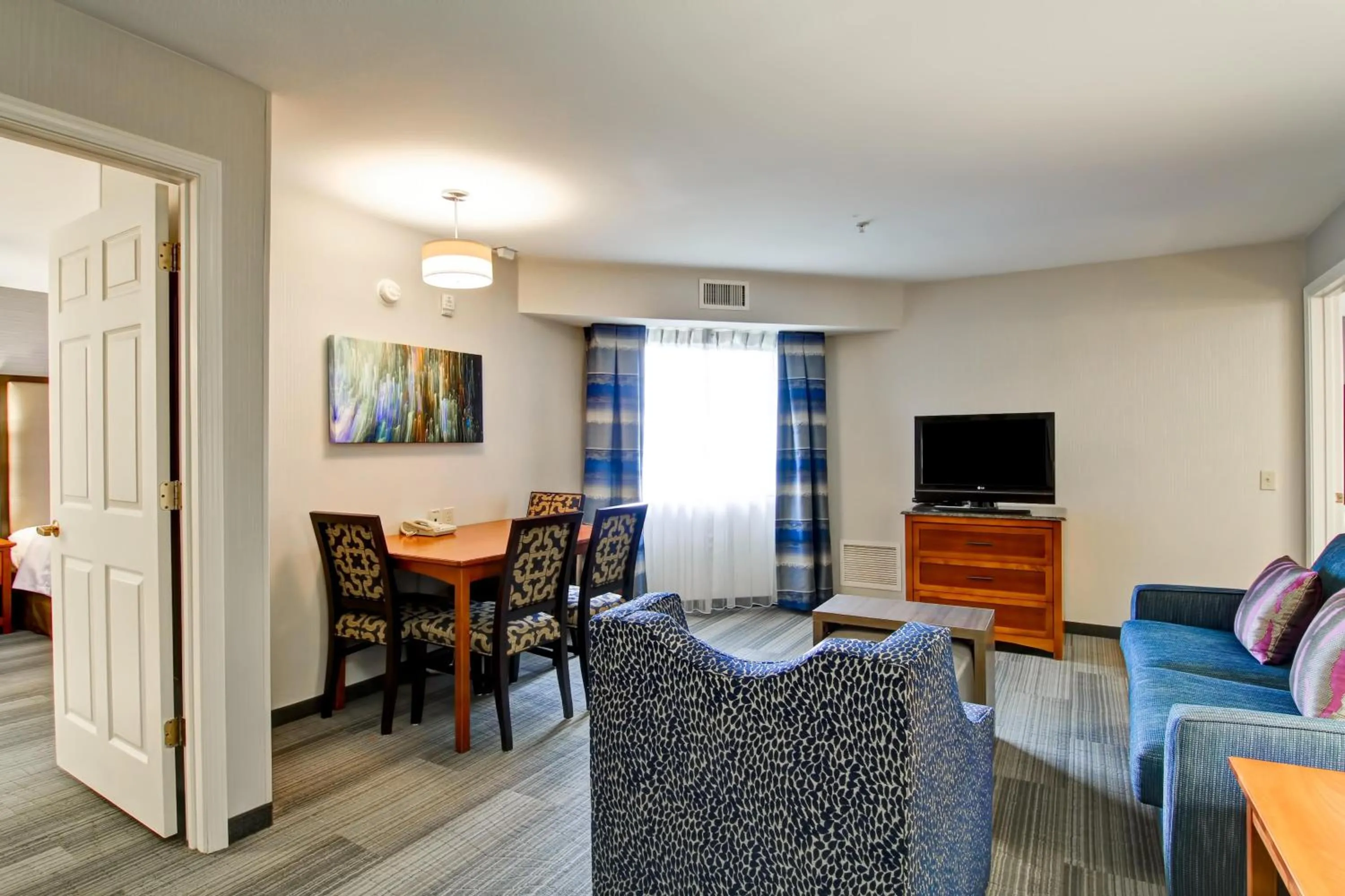 Living room in Homewood Suites by Hilton Stratford