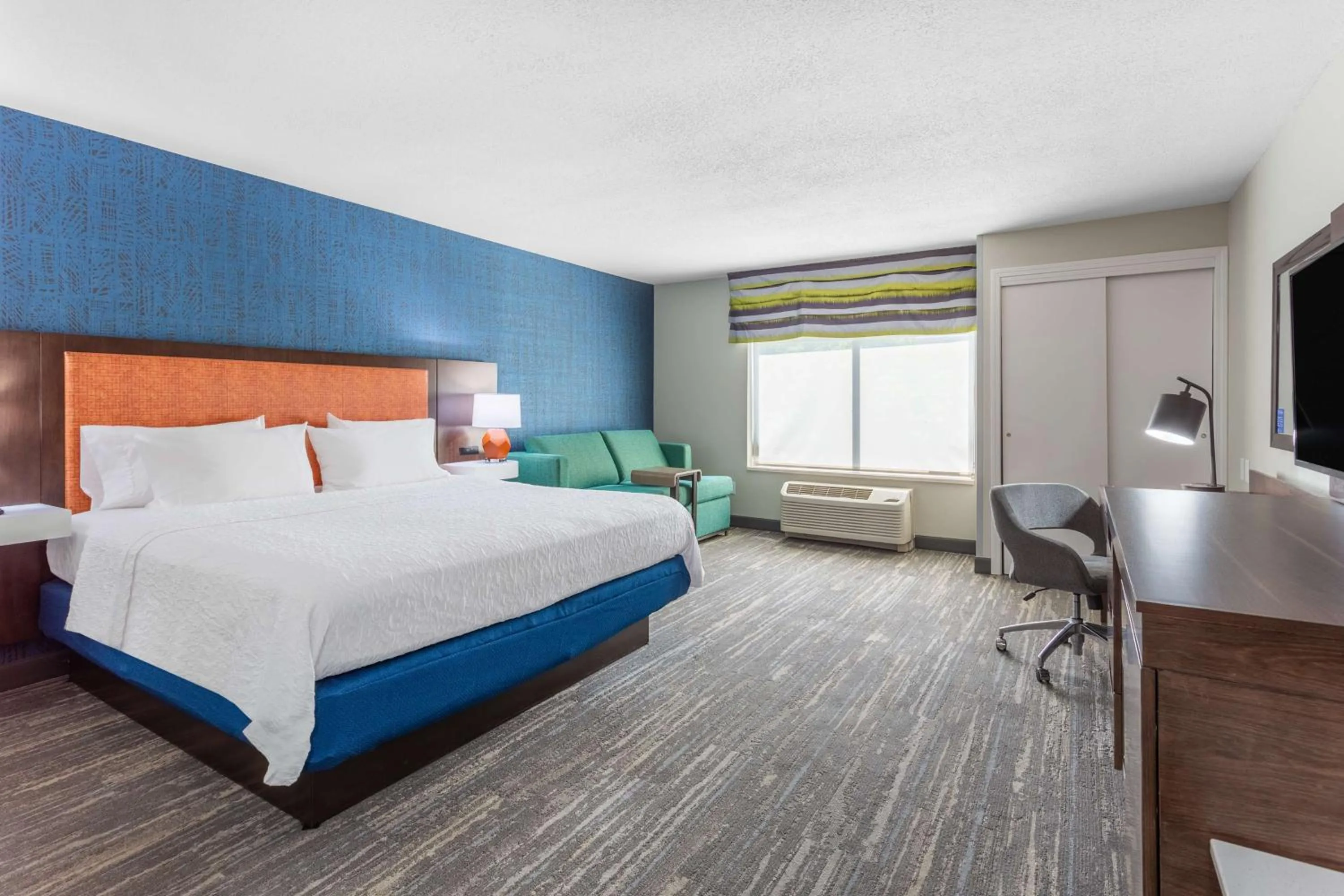 Bedroom, Bed in Hampton Inn Sioux Falls