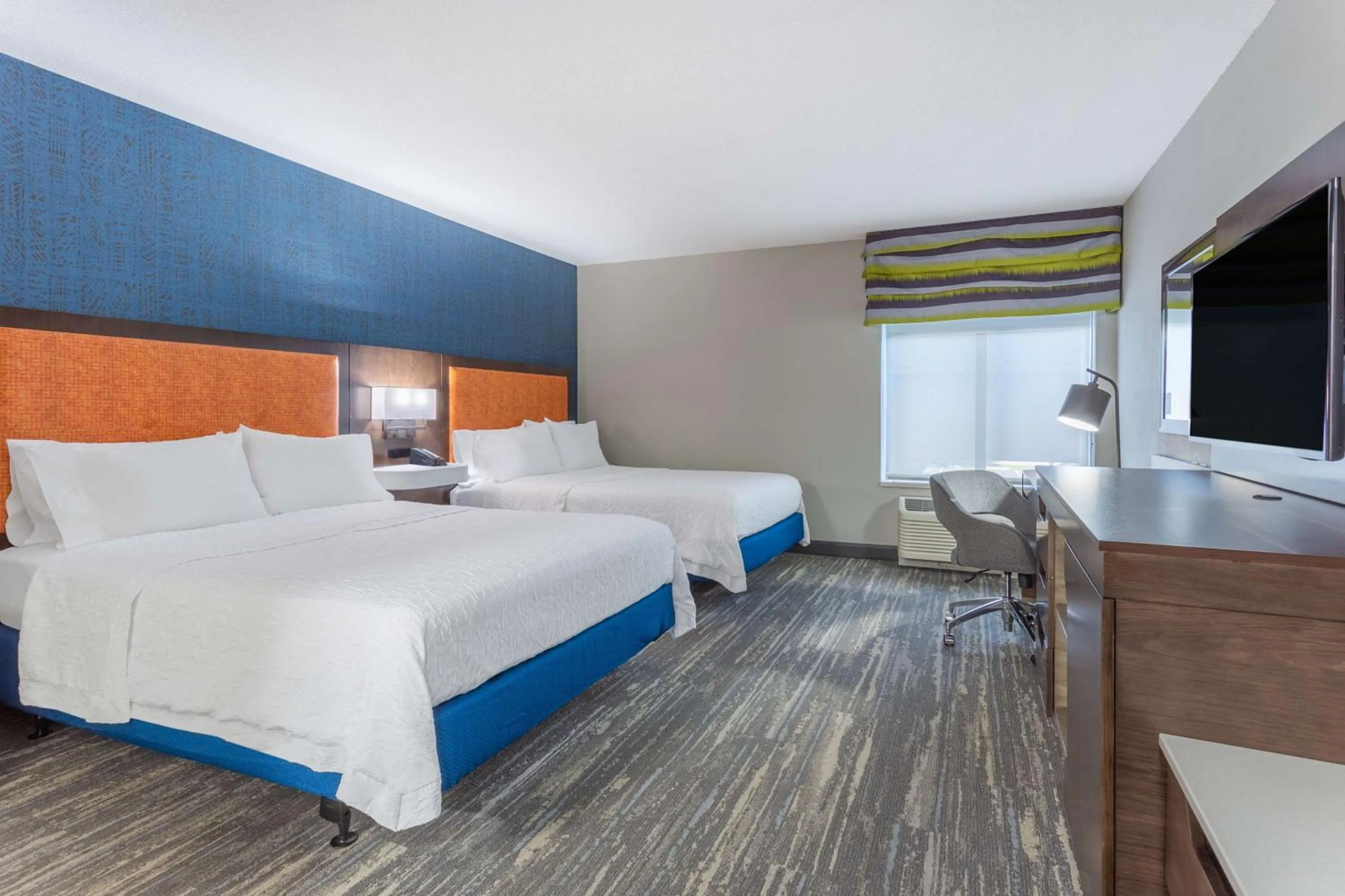 Bedroom, Bed in Hampton Inn Sioux Falls