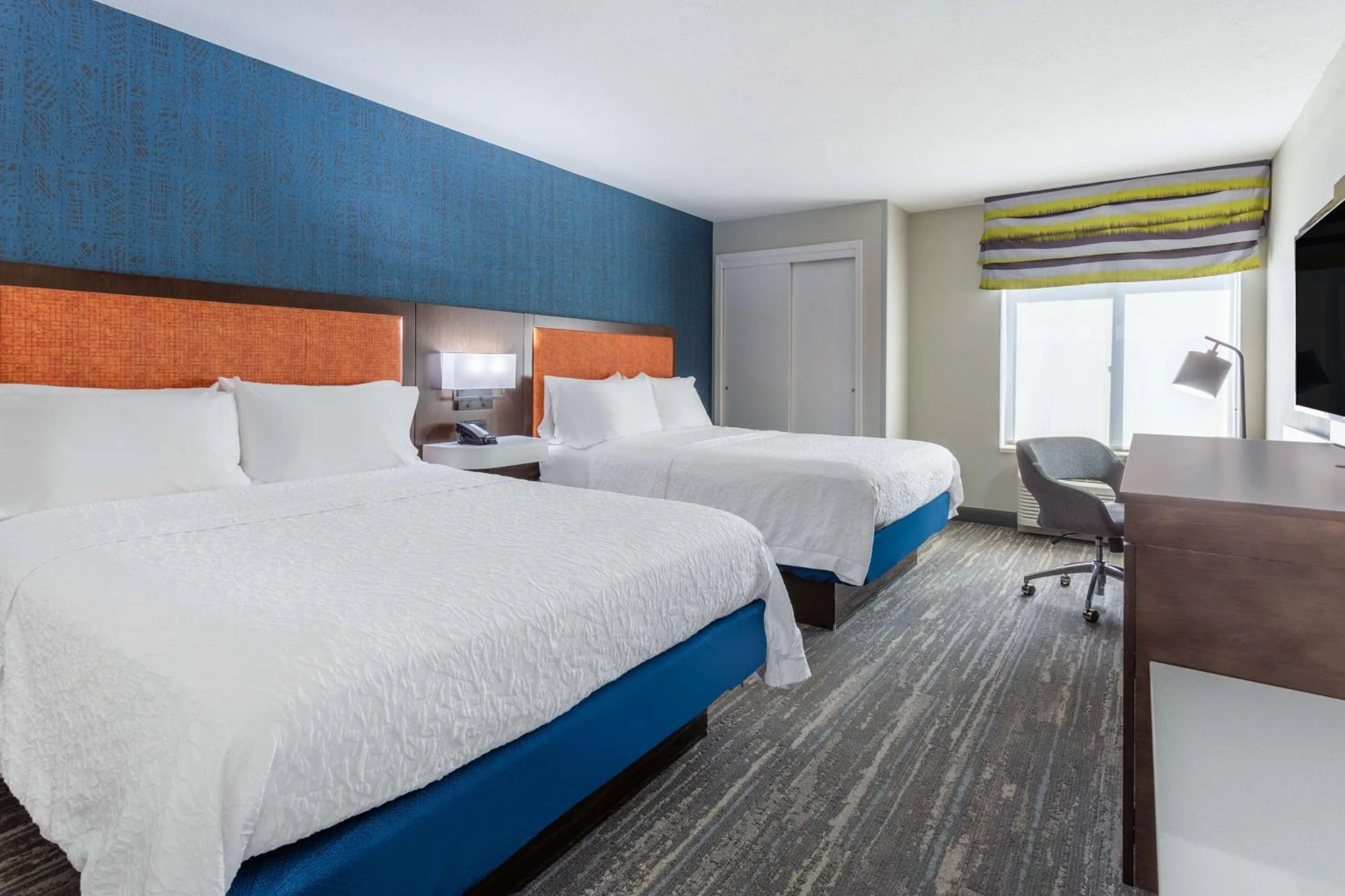 Bedroom, Bed in Hampton Inn Sioux Falls