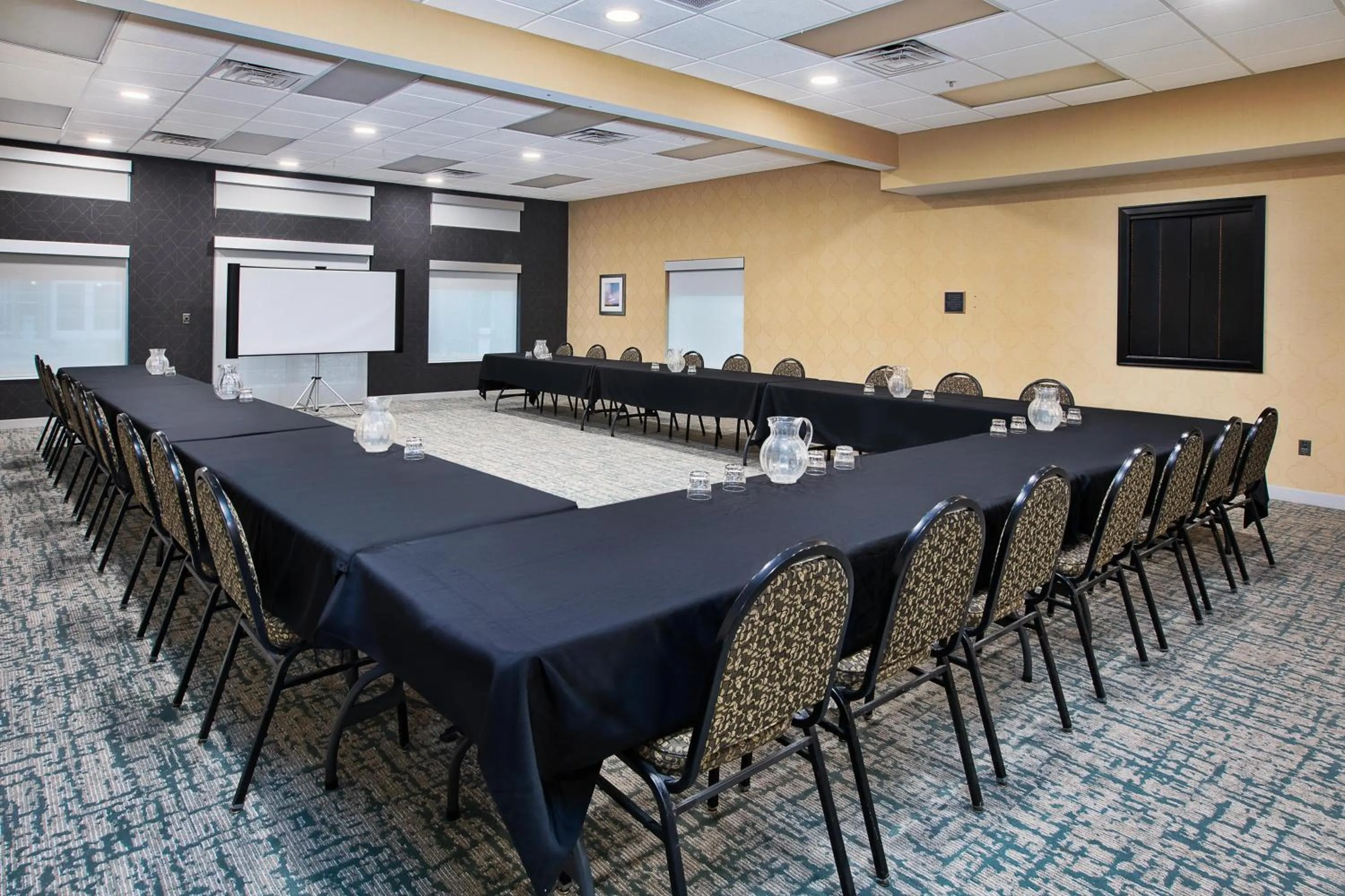 Meeting/conference room in Homewood Suites by Hilton Sioux Falls
