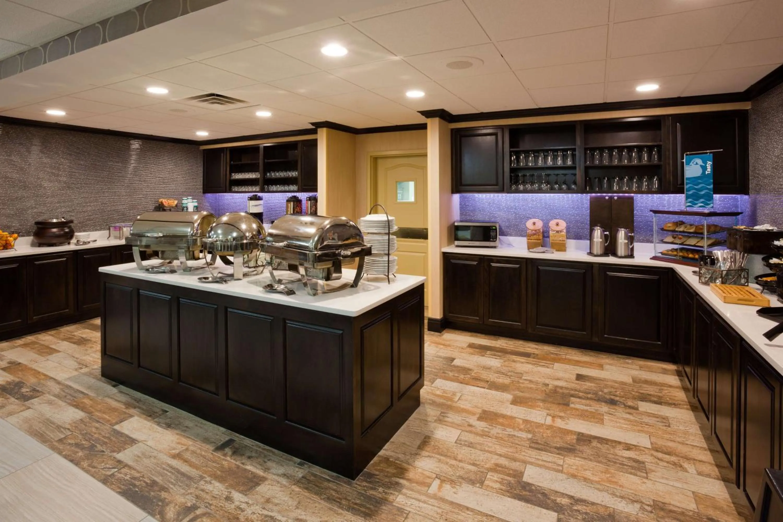 Dining area in Homewood Suites by Hilton Sioux Falls