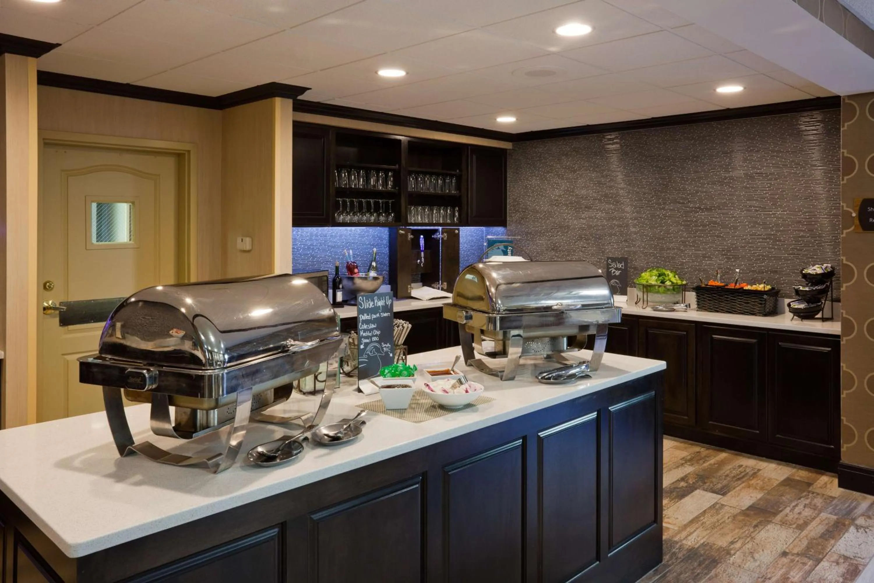 Dining area in Homewood Suites by Hilton Sioux Falls