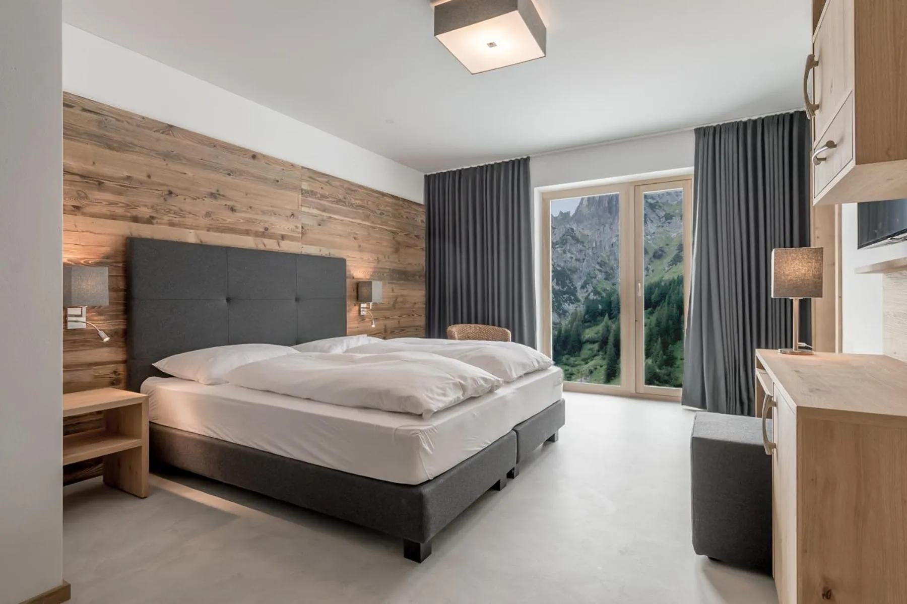 Bed in Mondschein Hotel & Chalet