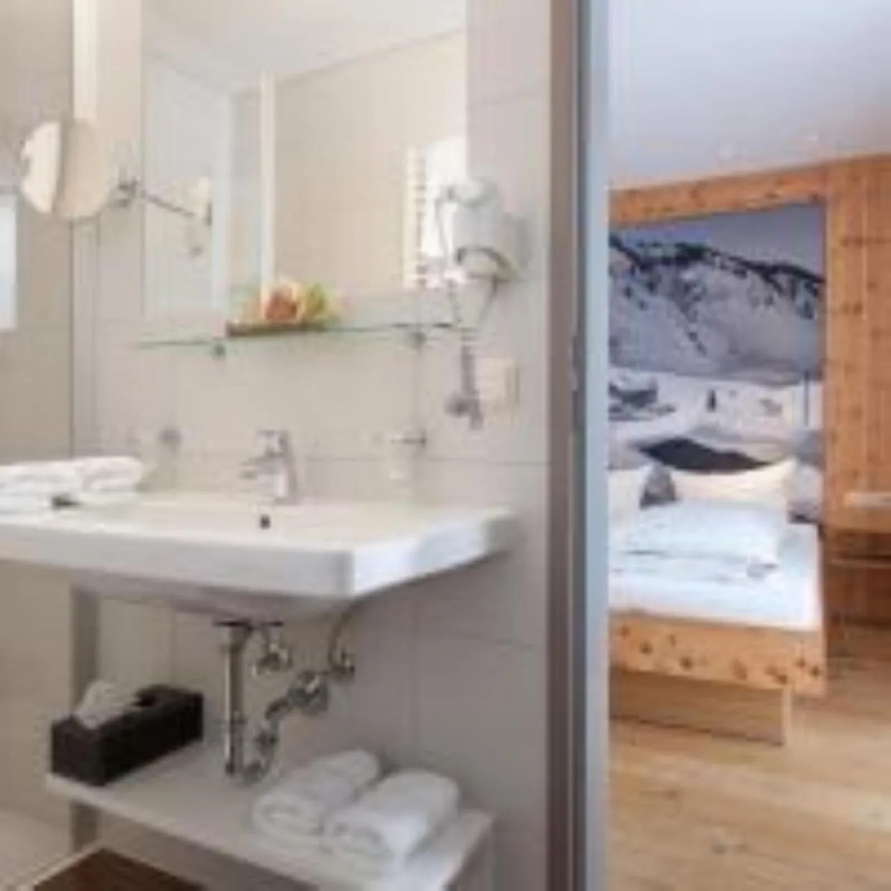 Bathroom in Mondschein Hotel & Chalet