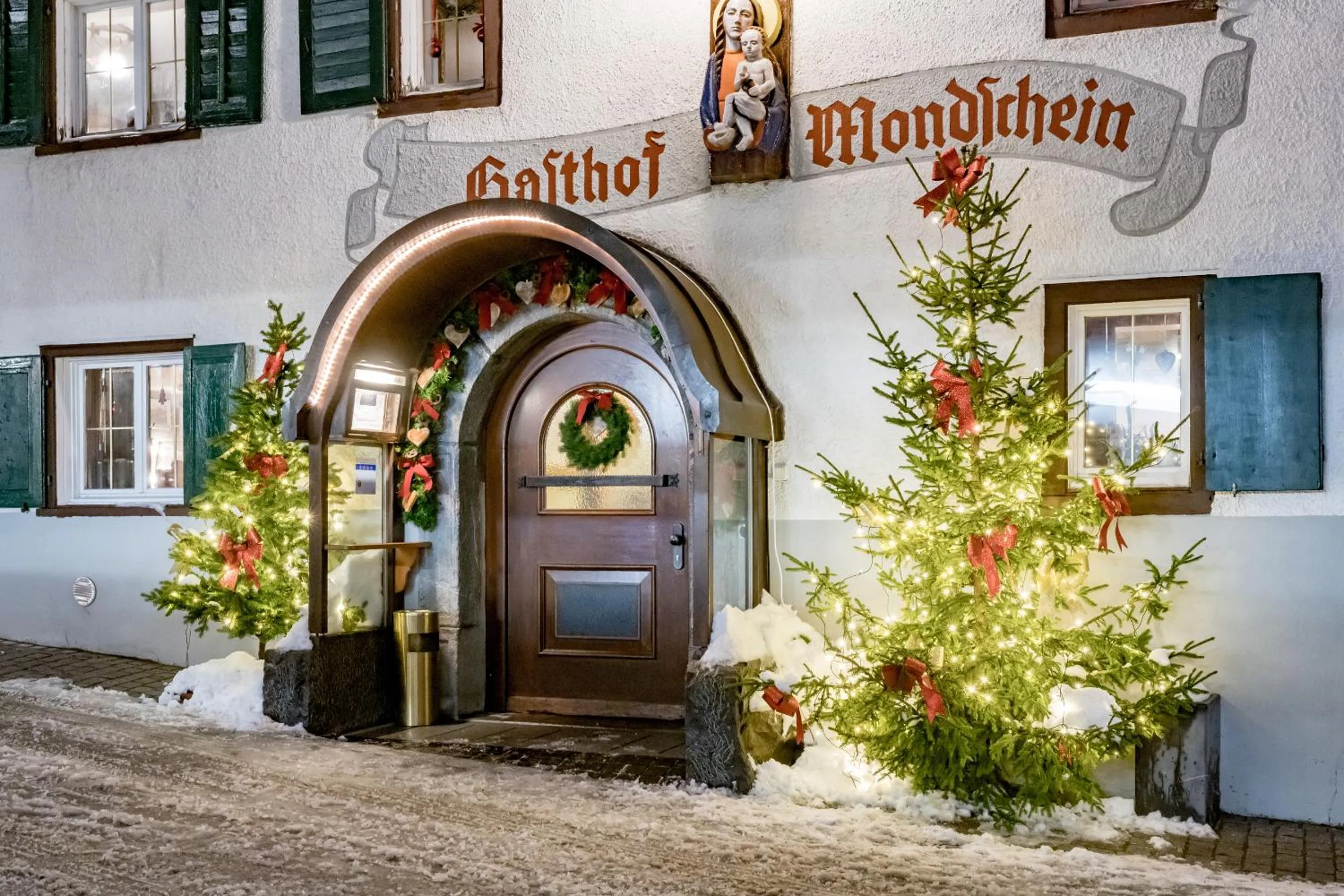 Property building in Mondschein Hotel & Chalet