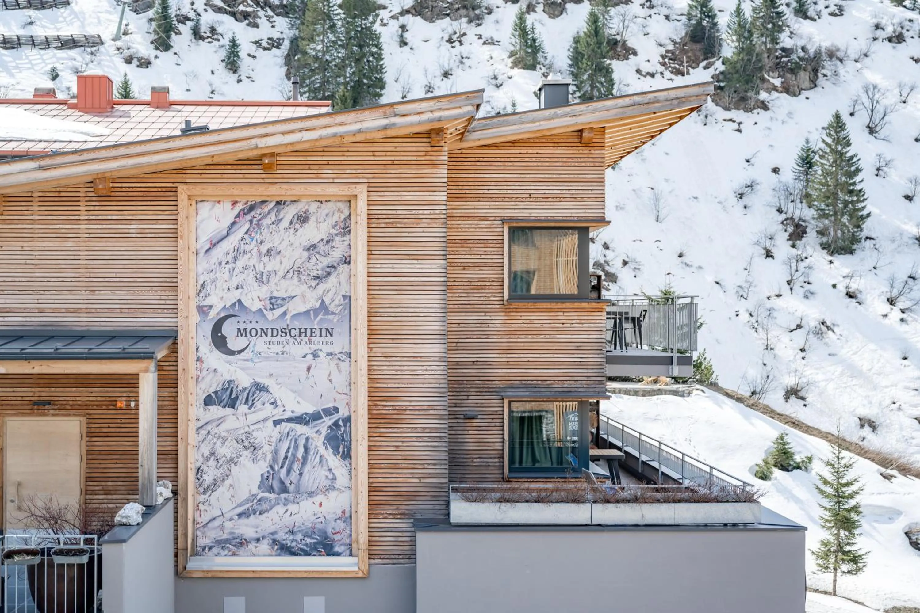 Property building in Mondschein Hotel & Chalet