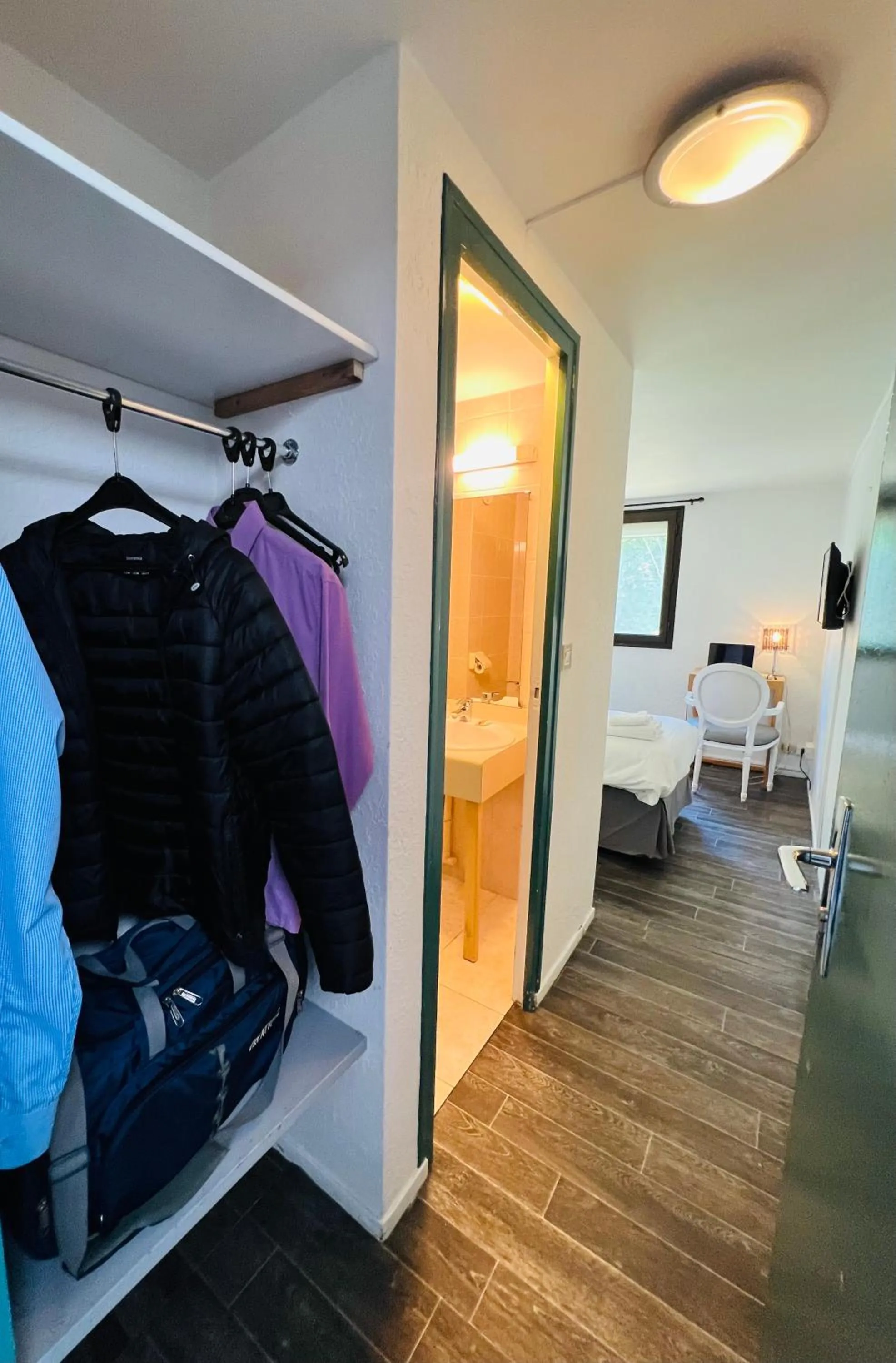 wardrobe in Hôtel Le Forestia