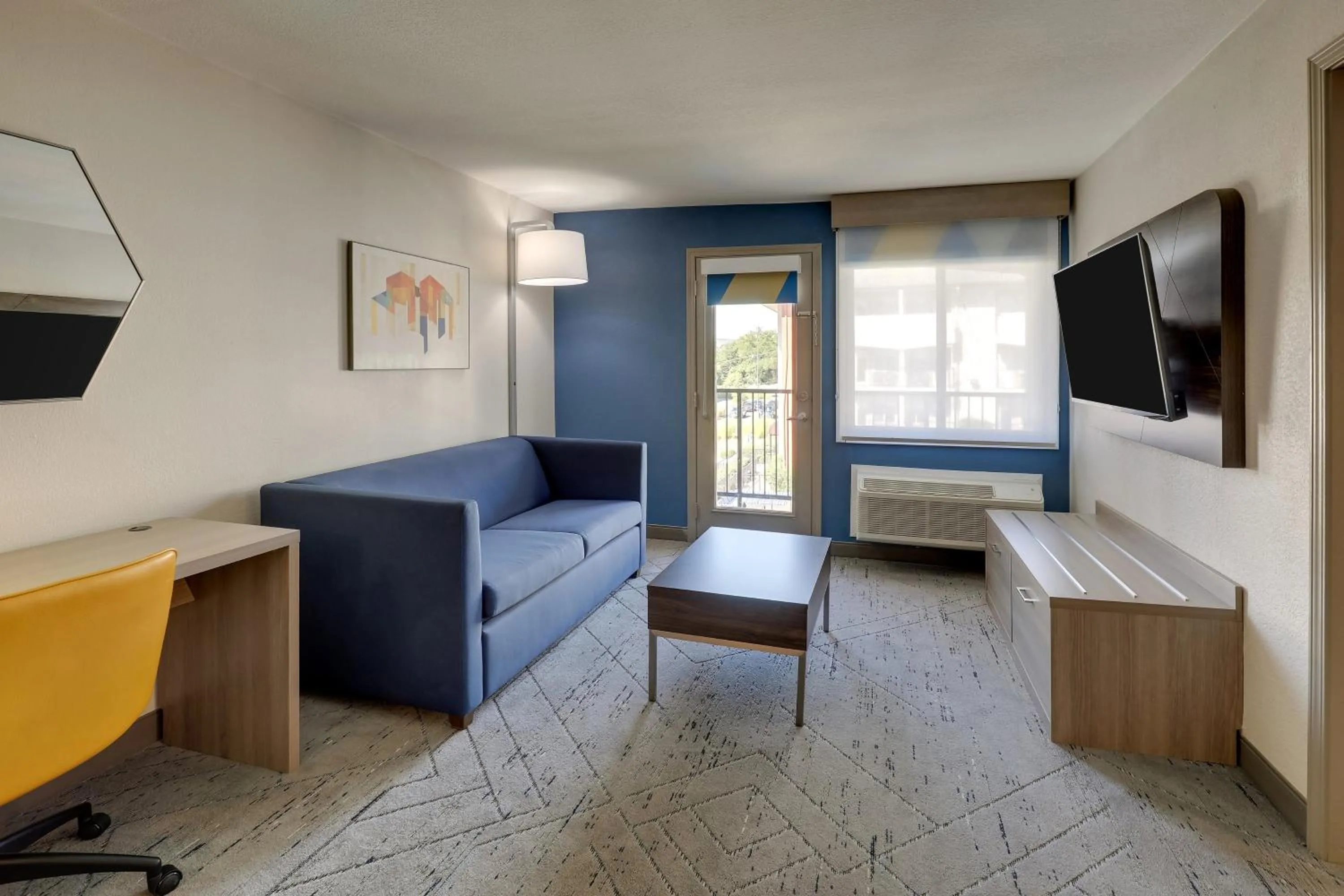 Photo of the whole room in Holiday Inn Express Hotel & Suites Branson 76 Central by IHG