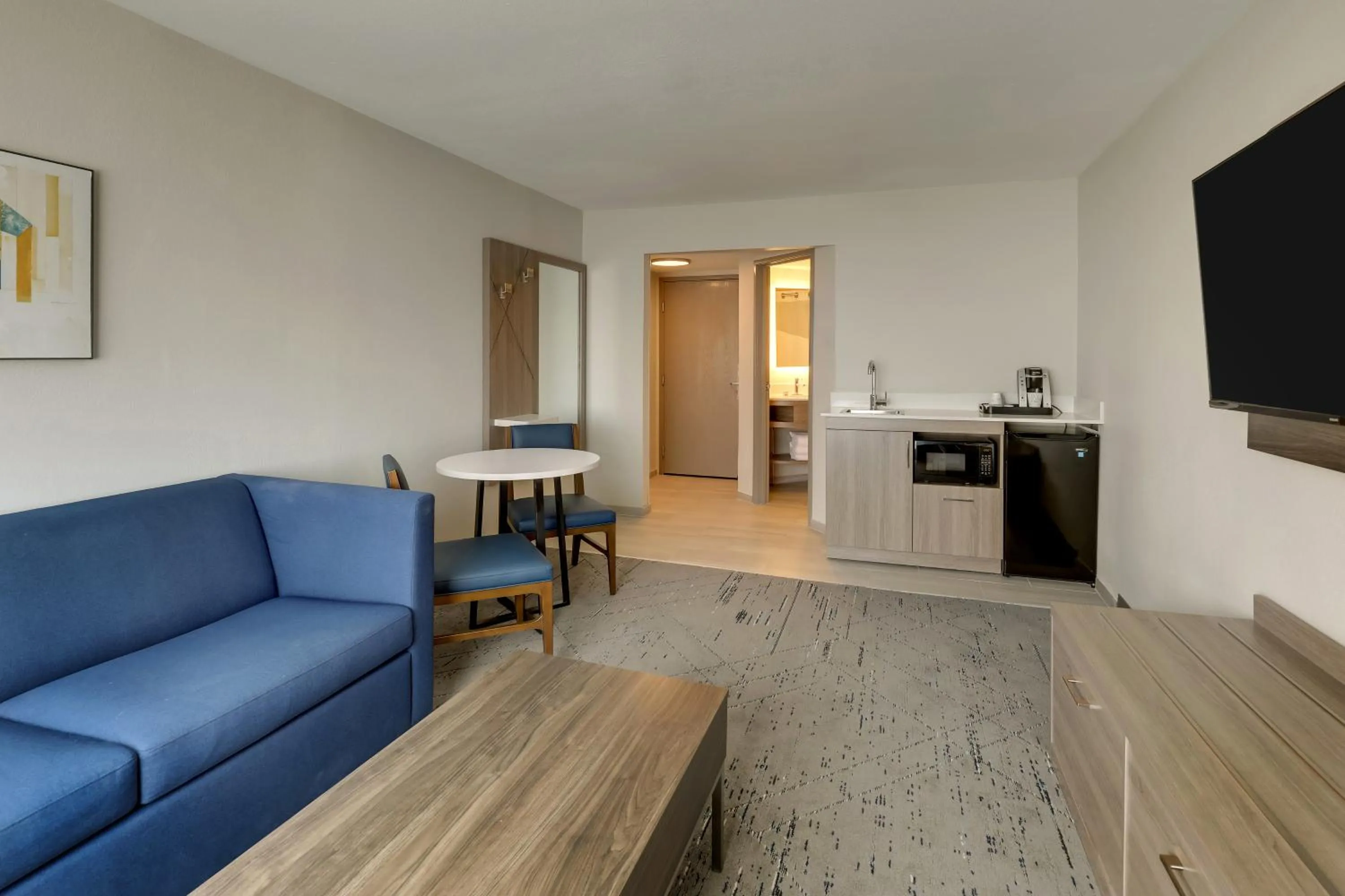 Living room in Holiday Inn Express Hotel & Suites Branson 76 Central by IHG