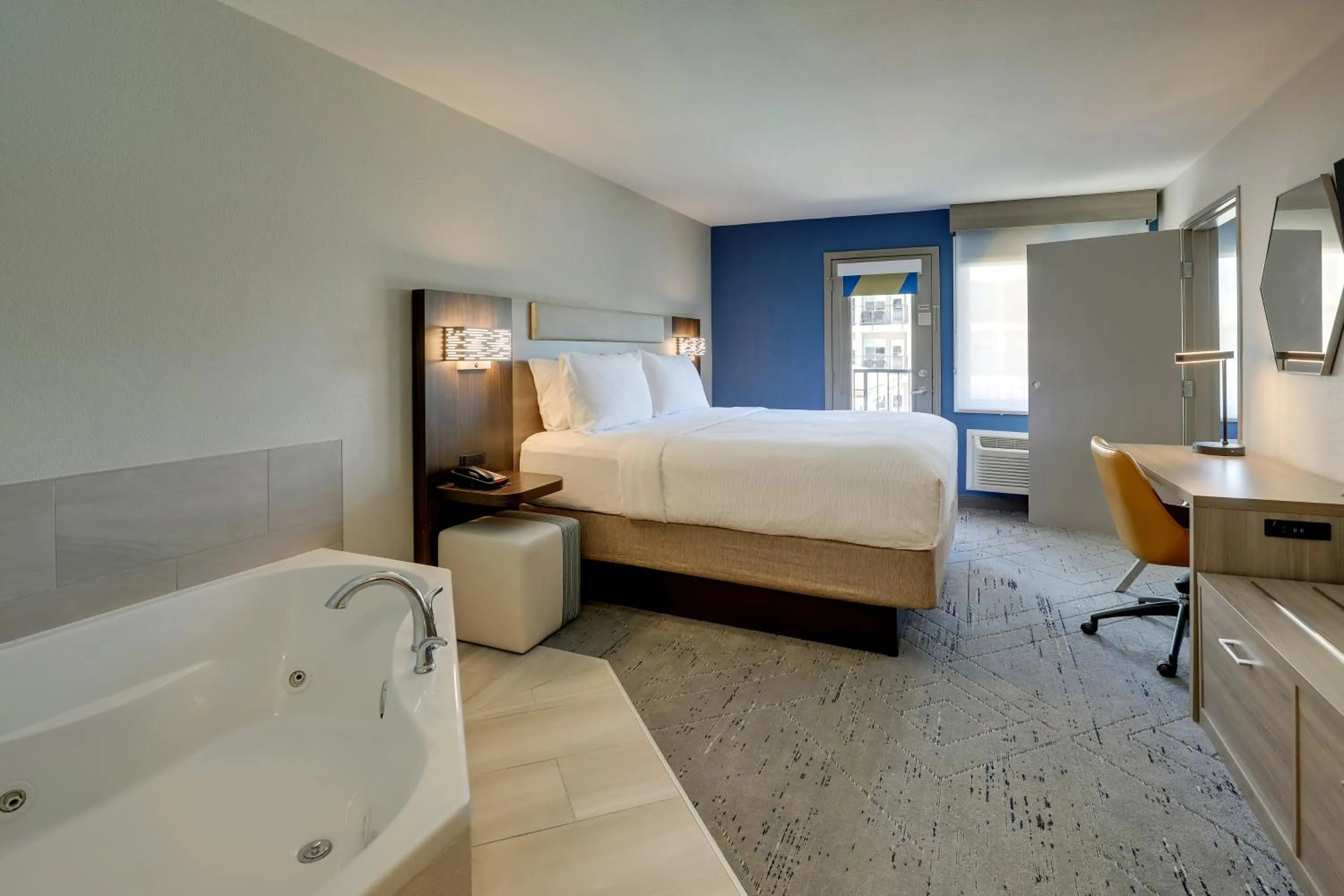 Bedroom, Bed in Holiday Inn Express Hotel & Suites Branson 76 Central by IHG