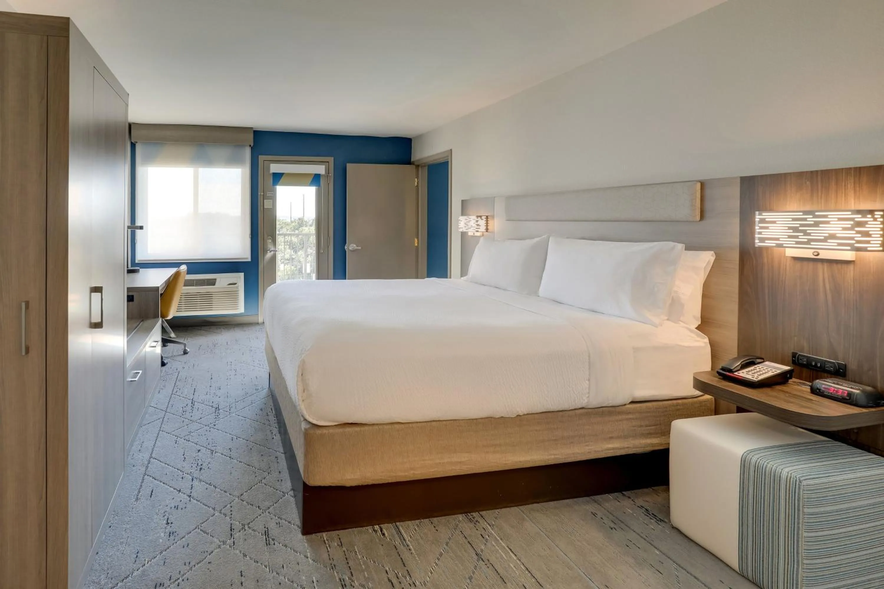 Photo of the whole room, Bed in Holiday Inn Express Hotel & Suites Branson 76 Central by IHG