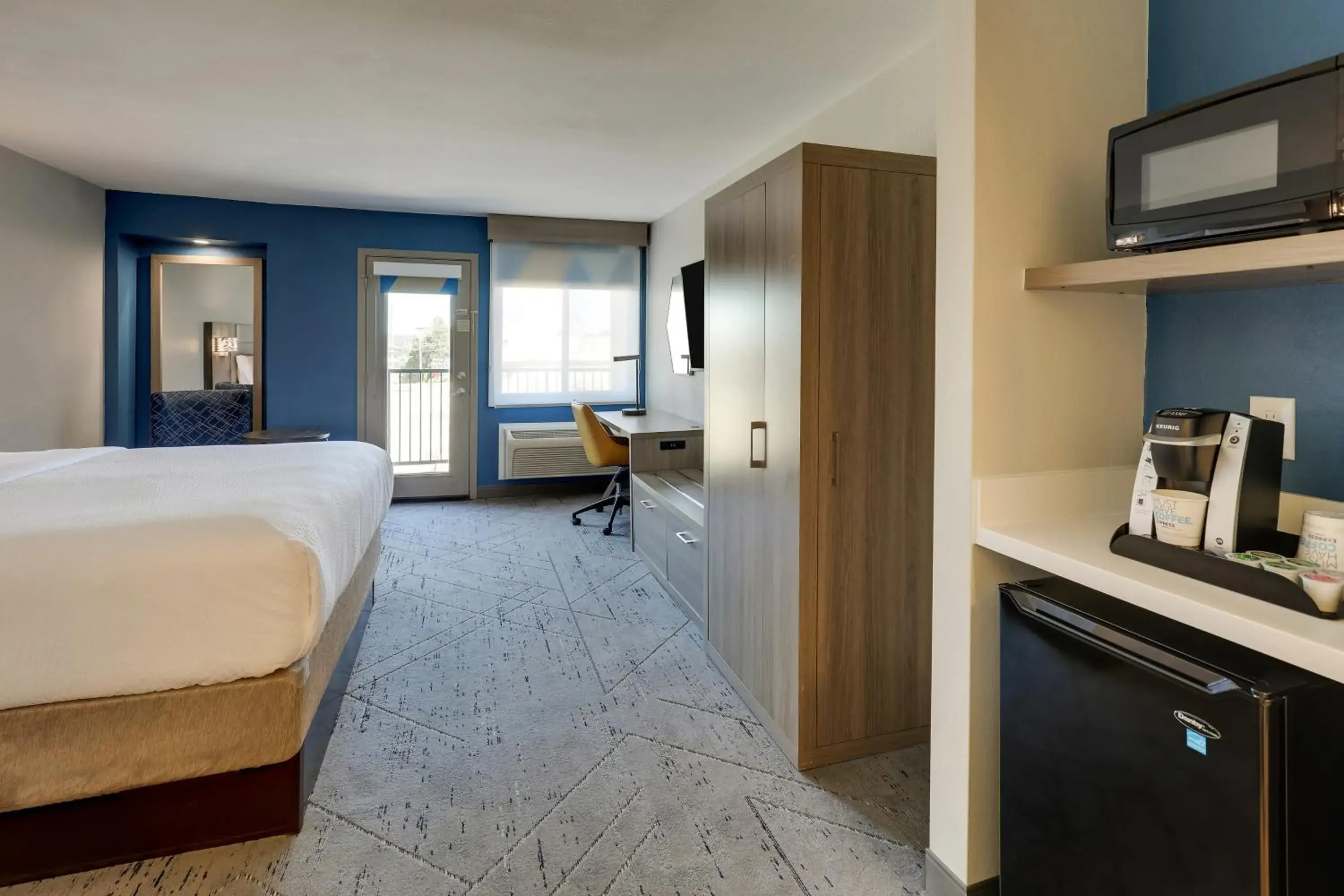 Standard King Room with Balcony in Holiday Inn Express Hotel & Suites Branson 76 Central by IHG Standard King Room with Balcony in Holiday Inn Express Hotel & Suites Branson 76 Central by IHG