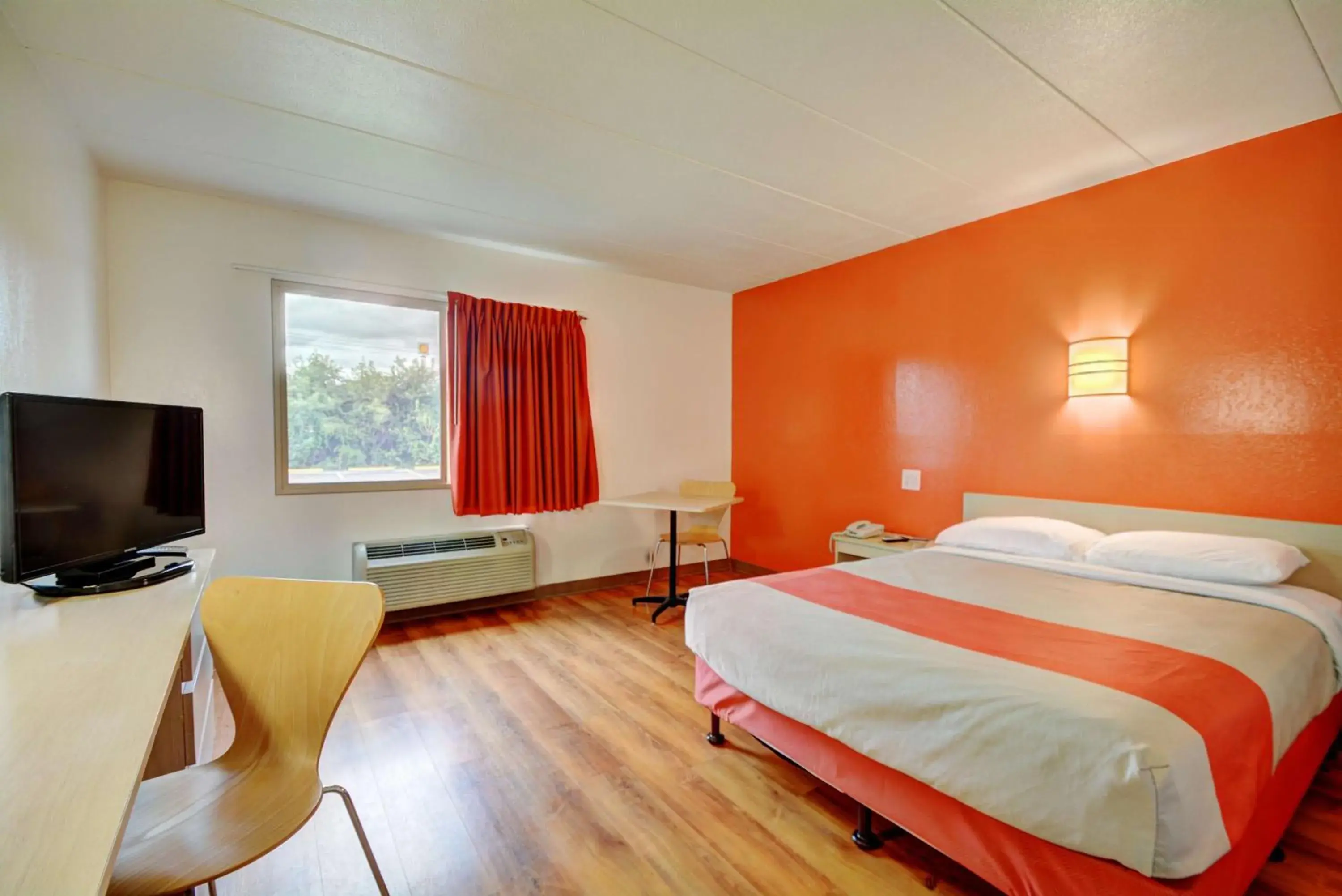 TV and multimedia, Bed in Motel 6-Seekonk, MA - Providence East