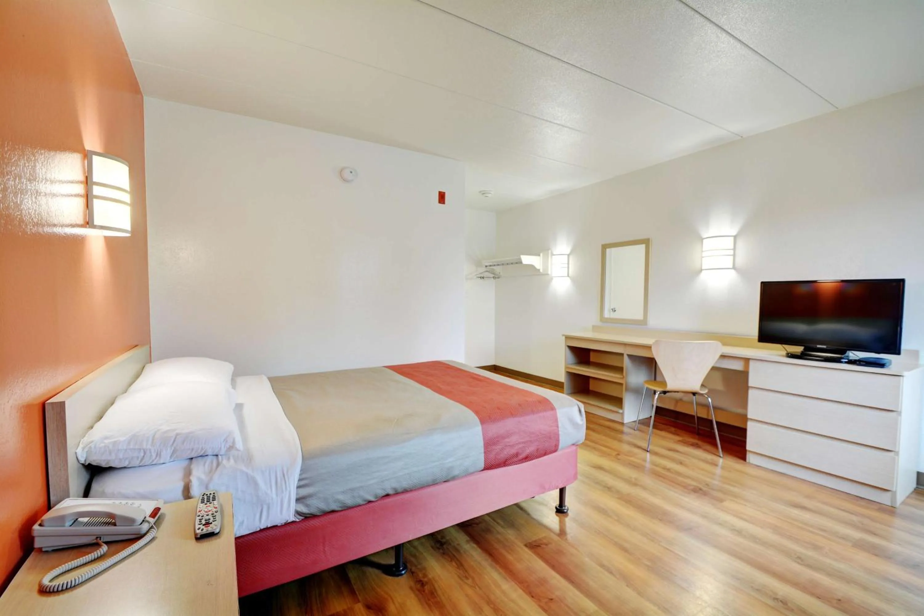 TV and multimedia, Bed in Motel 6-Seekonk, MA - Providence East