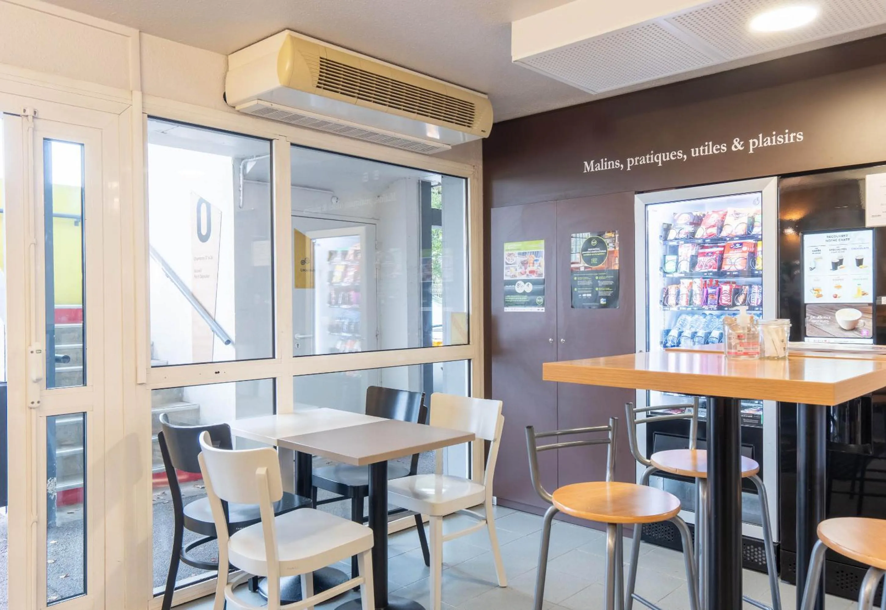 Lobby or reception in B&B HOTEL Limoges 2