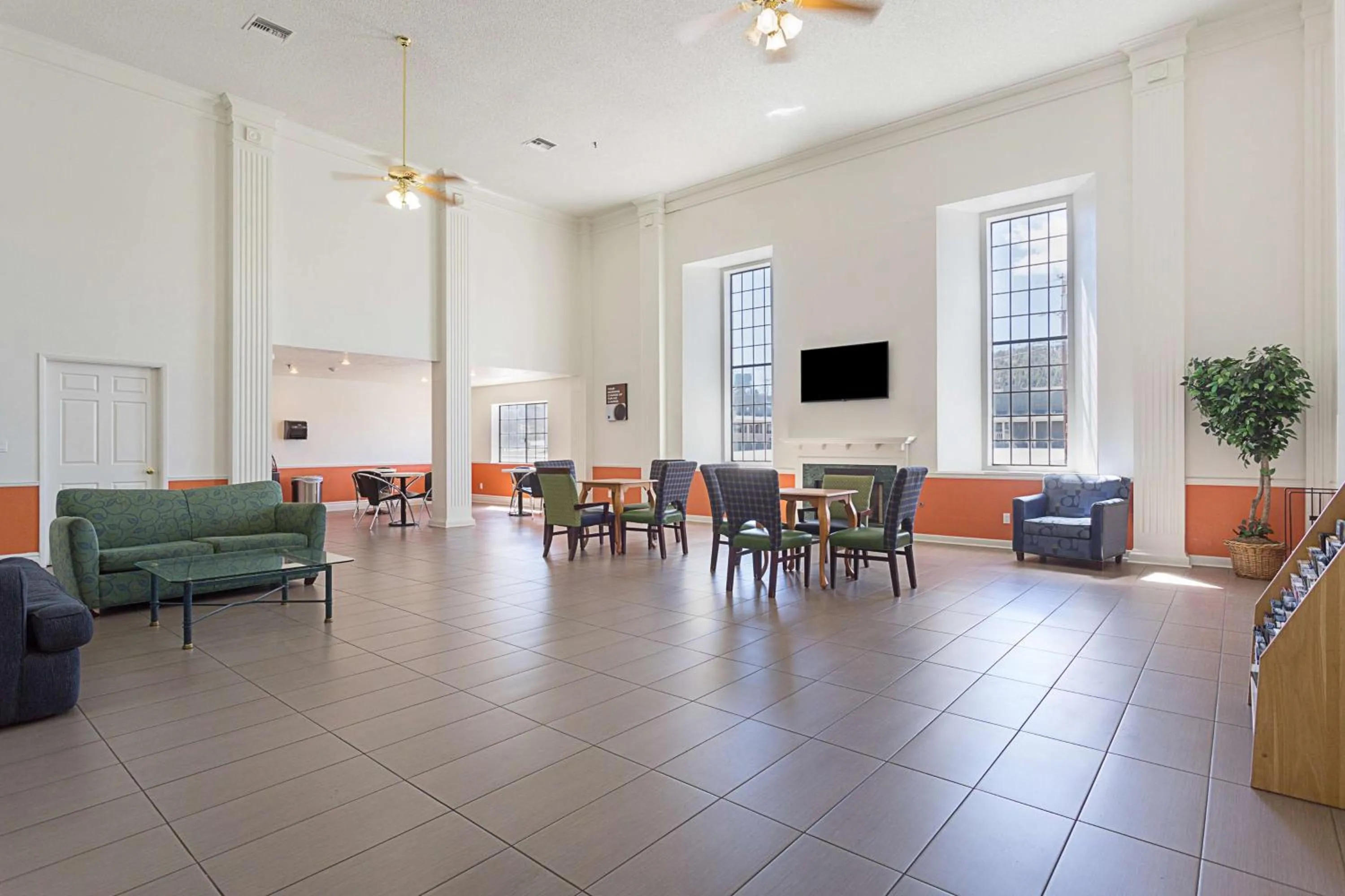 Communal lounge/ TV room in Motel 6-Williams, AZ - West - Grand Canyon