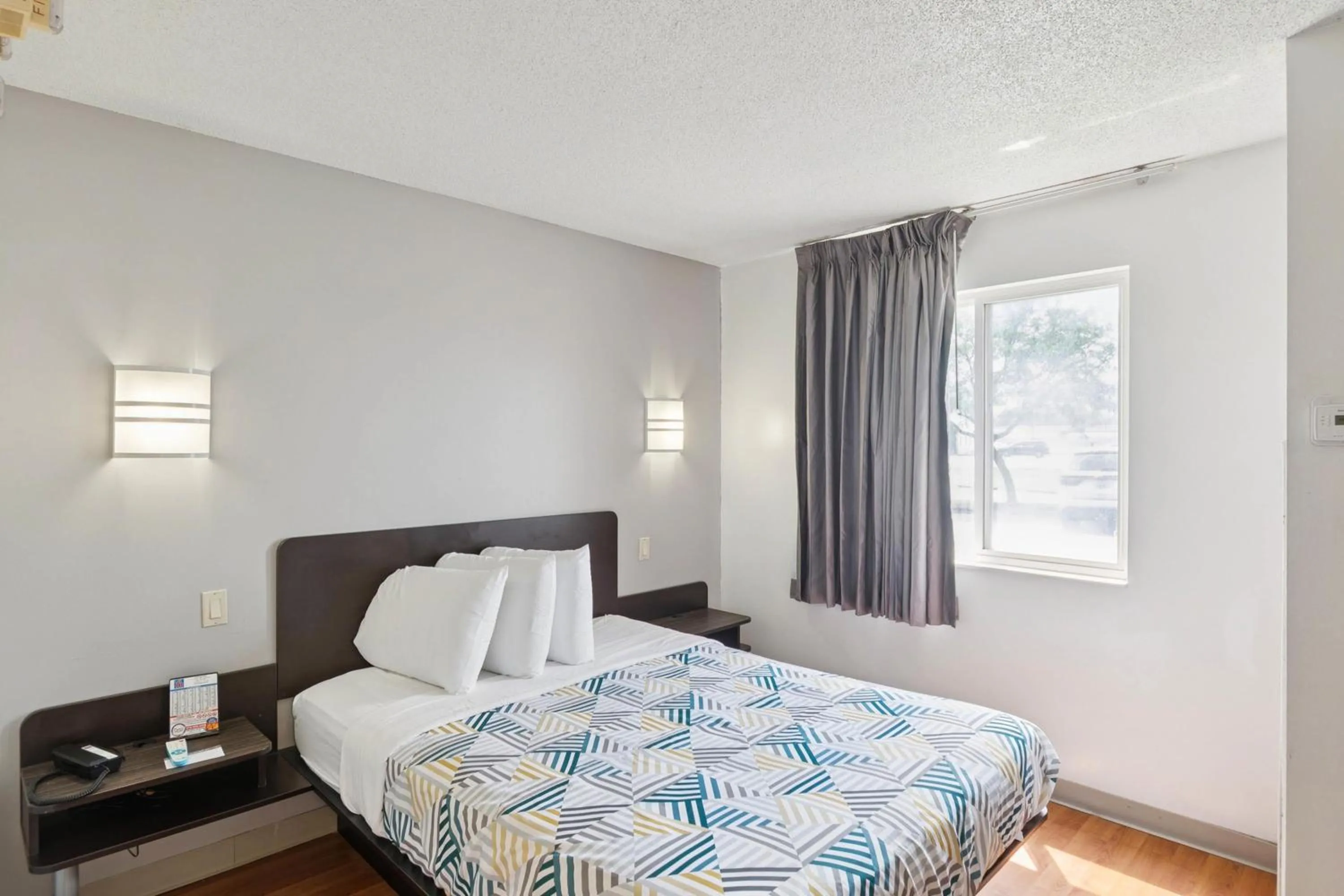 Bedroom, Bed in Motel 6-Milan, OH - Sandusky