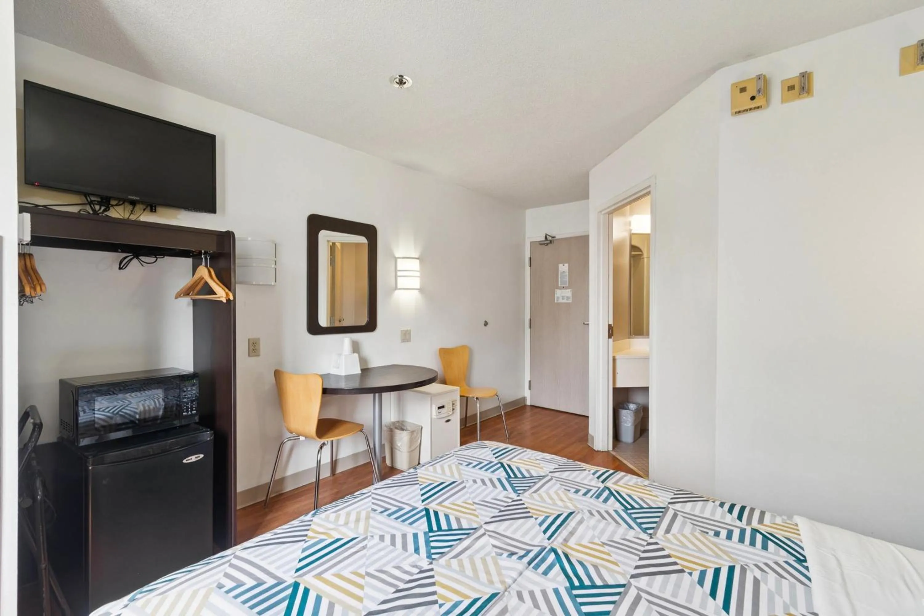 Bedroom, Bed in Motel 6-Milan, OH - Sandusky