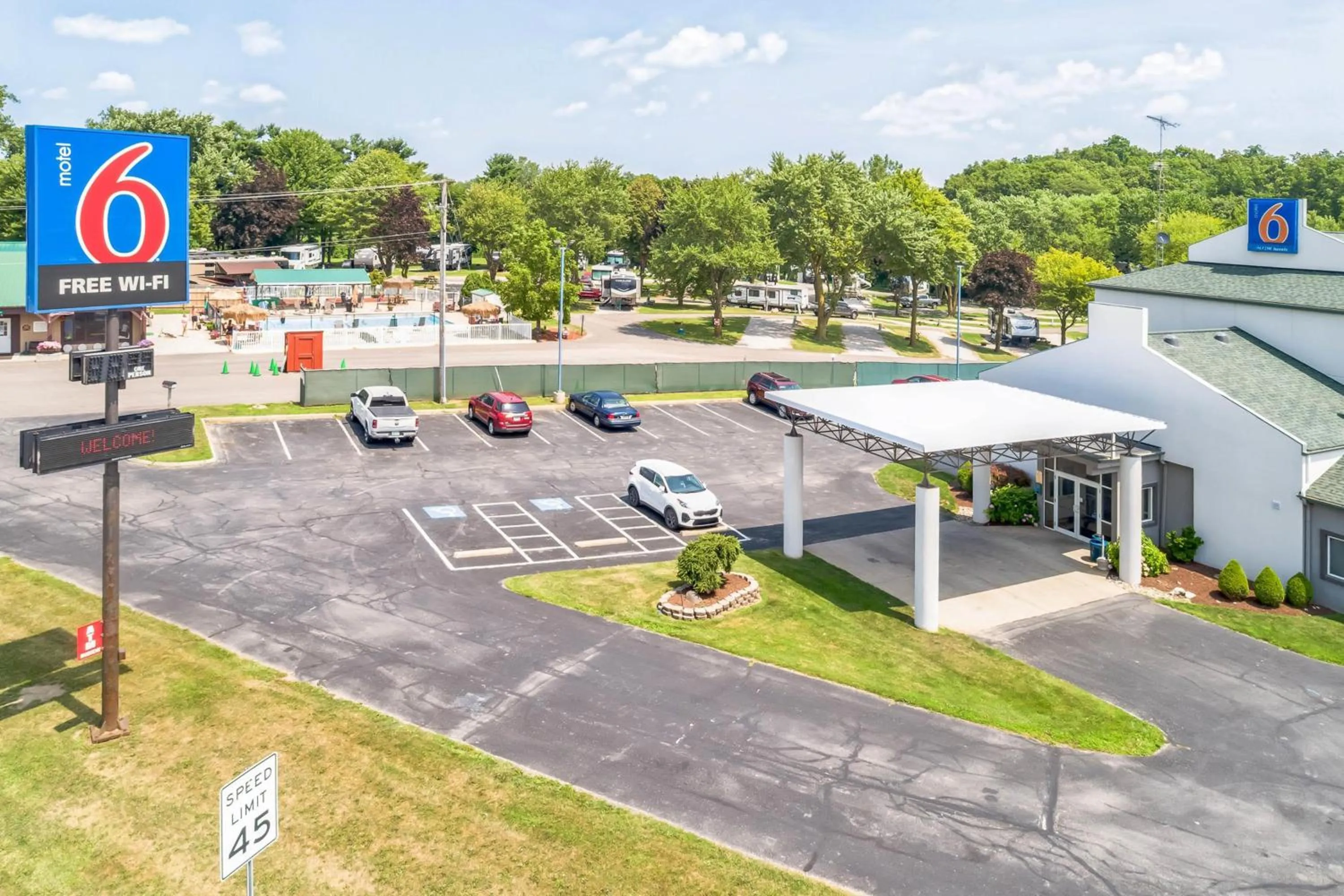 Property building in Motel 6-Milan, OH - Sandusky