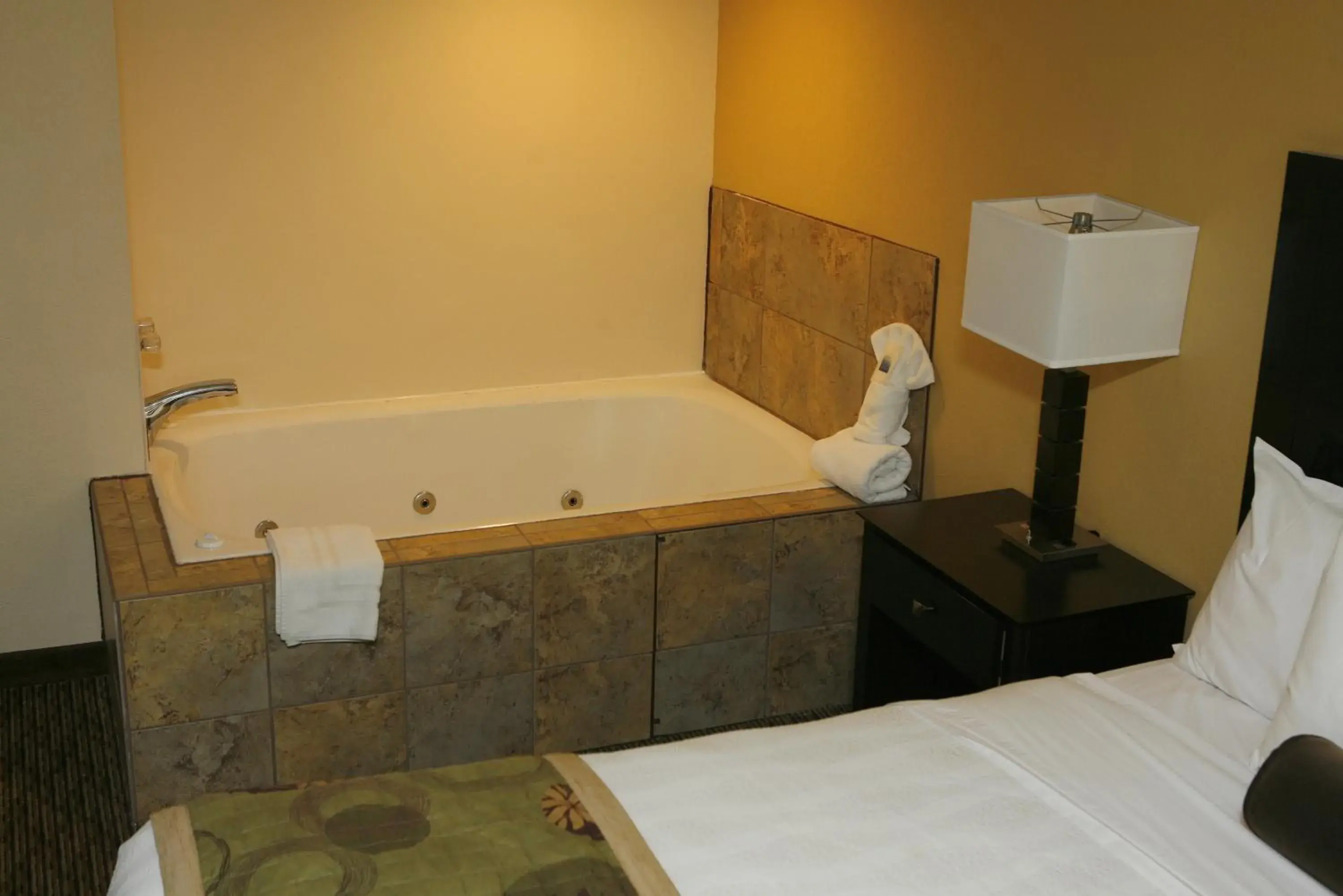 Bath, Bed in Best Western Plus Goldsboro Bath, Bed in Best Western Plus Goldsboro