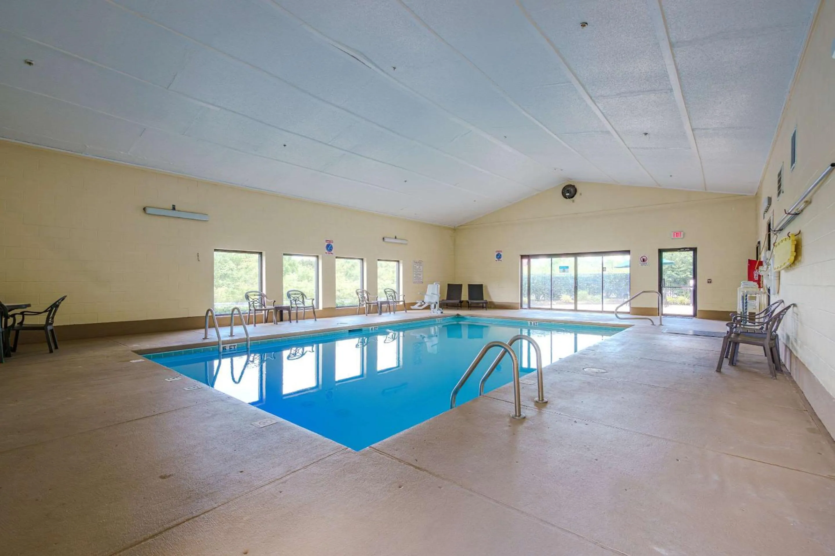 Swimming pool in Quality Inn I-75 West Chester-North Cincinnati