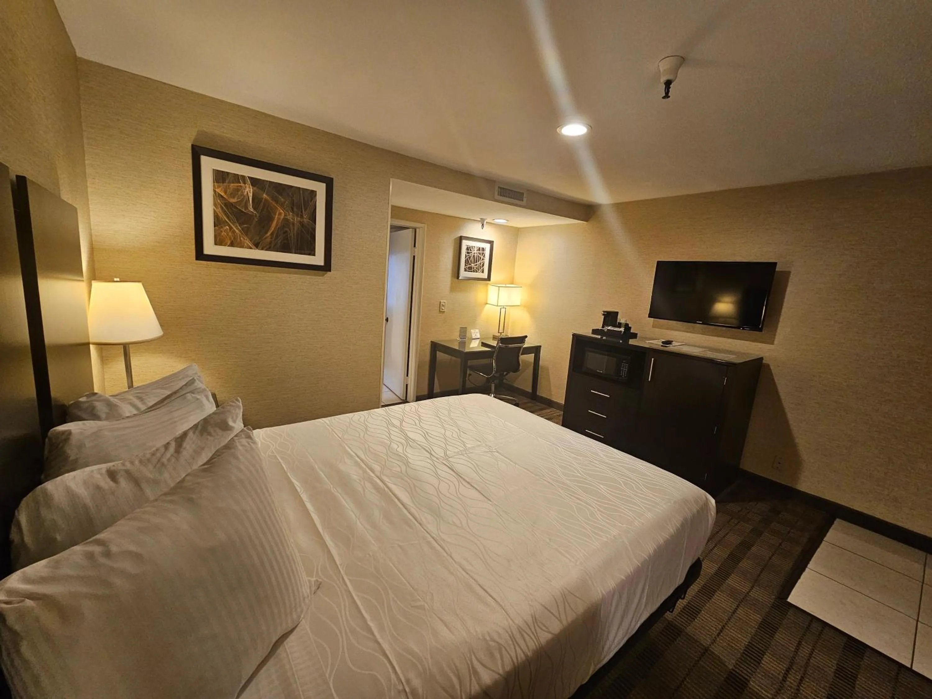 Bed in Best Western Pasadena Royale Inn & Suites