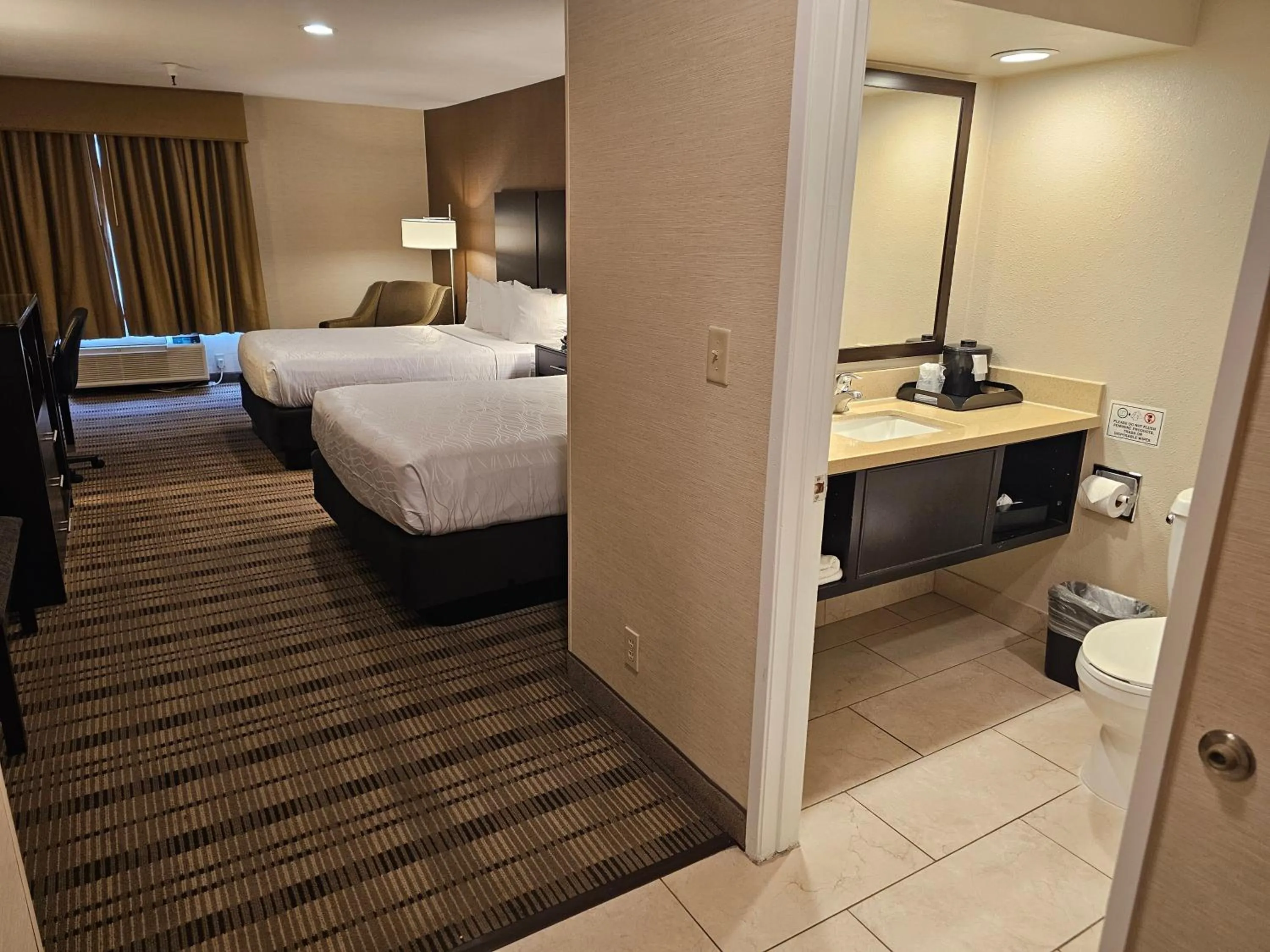 Bathroom, Bed in Best Western Pasadena Royale Inn & Suites