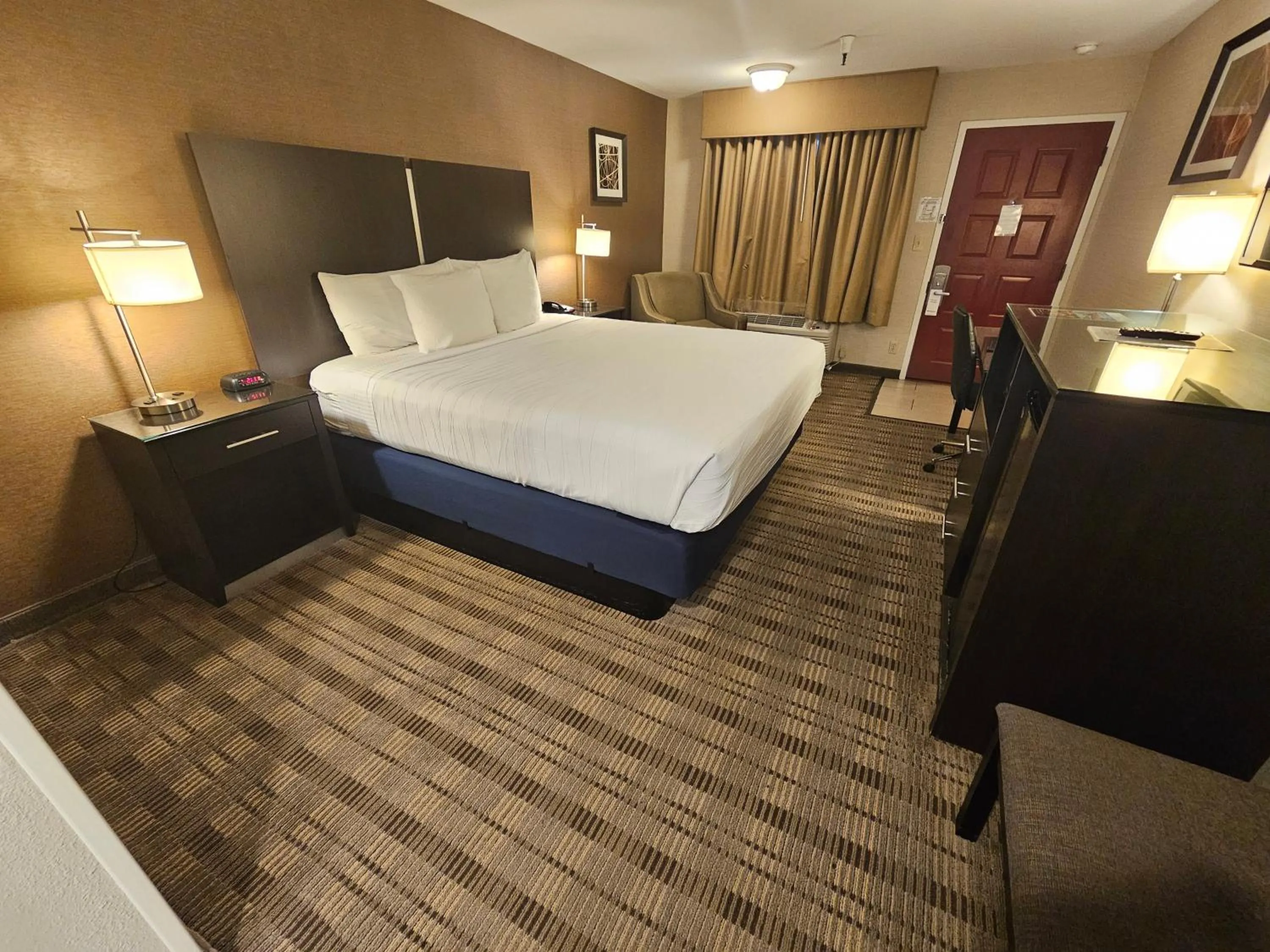 Bed in Best Western Pasadena Royale Inn & Suites