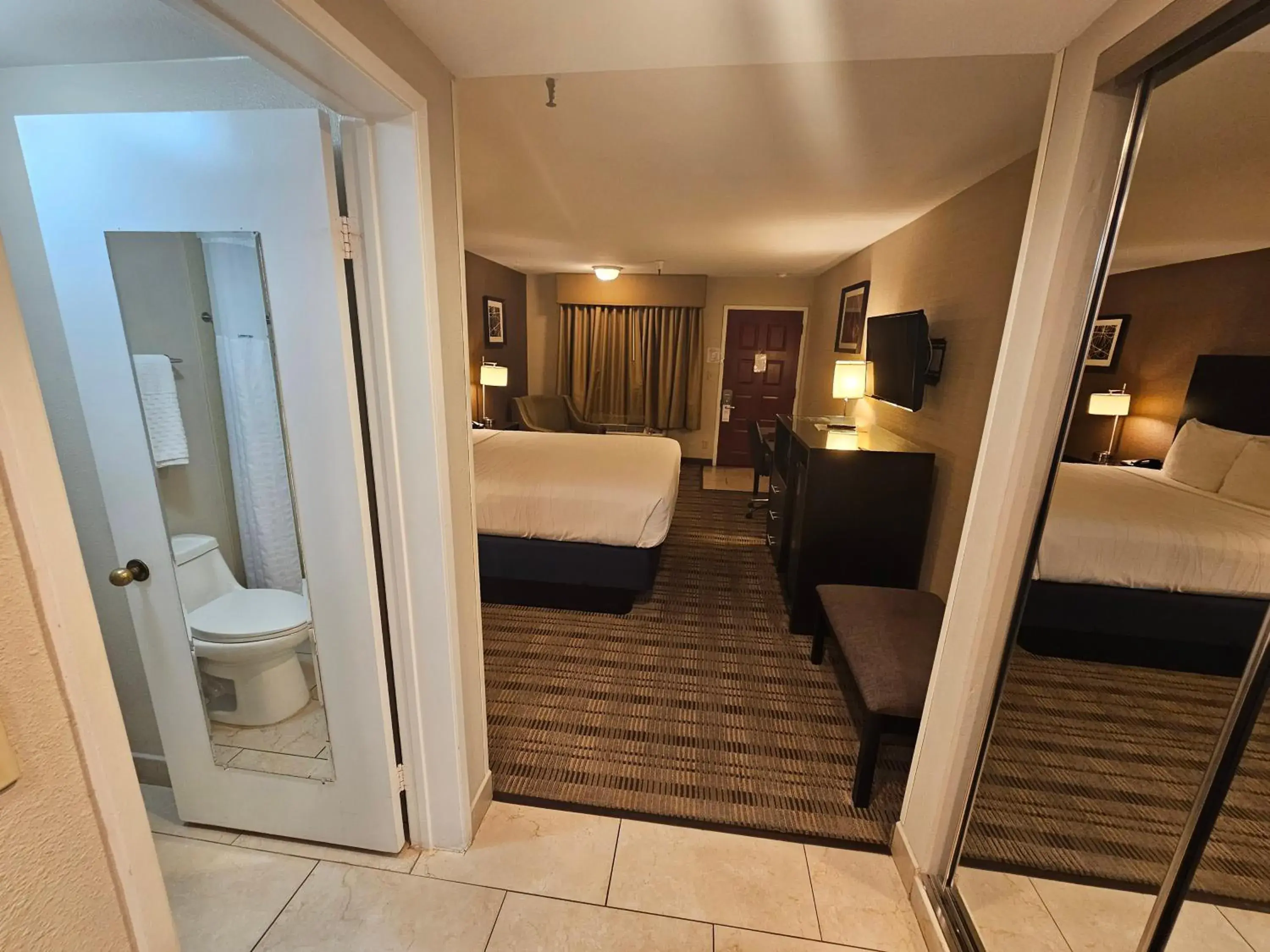 Toilet, Bed in Best Western Pasadena Royale Inn & Suites Toilet, Bed in Best Western Pasadena Royale Inn & Suites