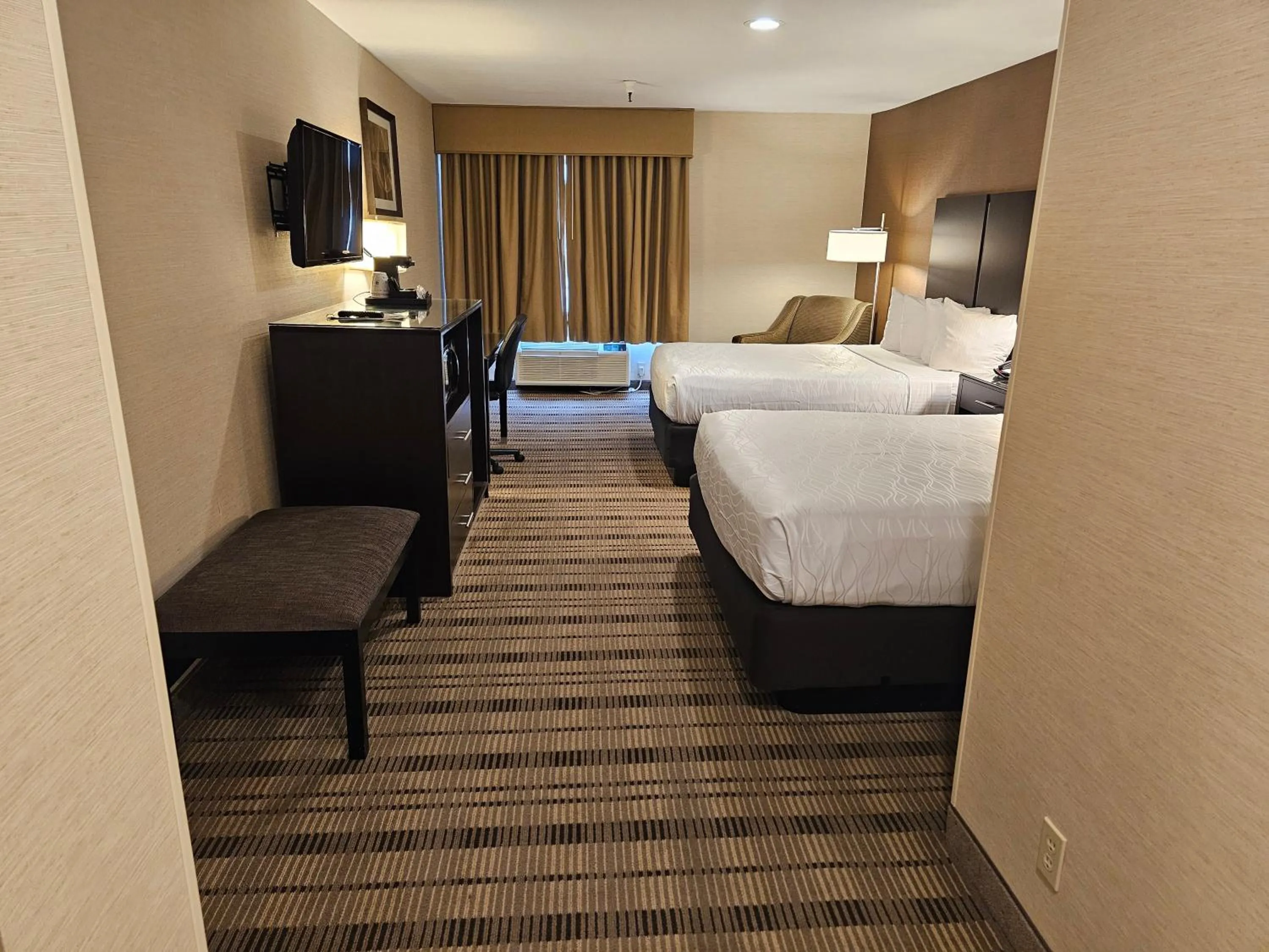 Photo of the whole room, Bed in Best Western Pasadena Royale Inn & Suites