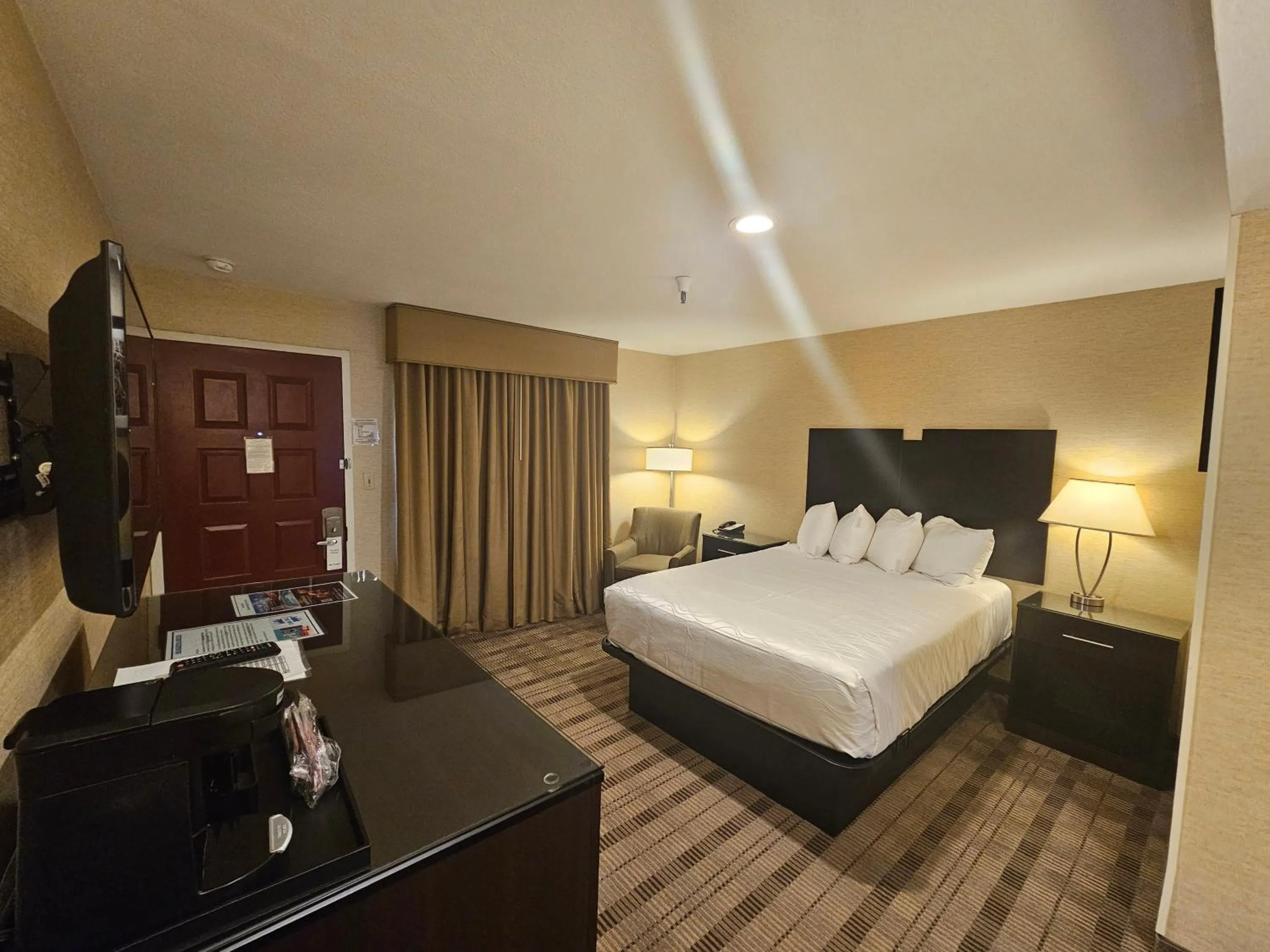 Bed in Best Western Pasadena Royale Inn & Suites