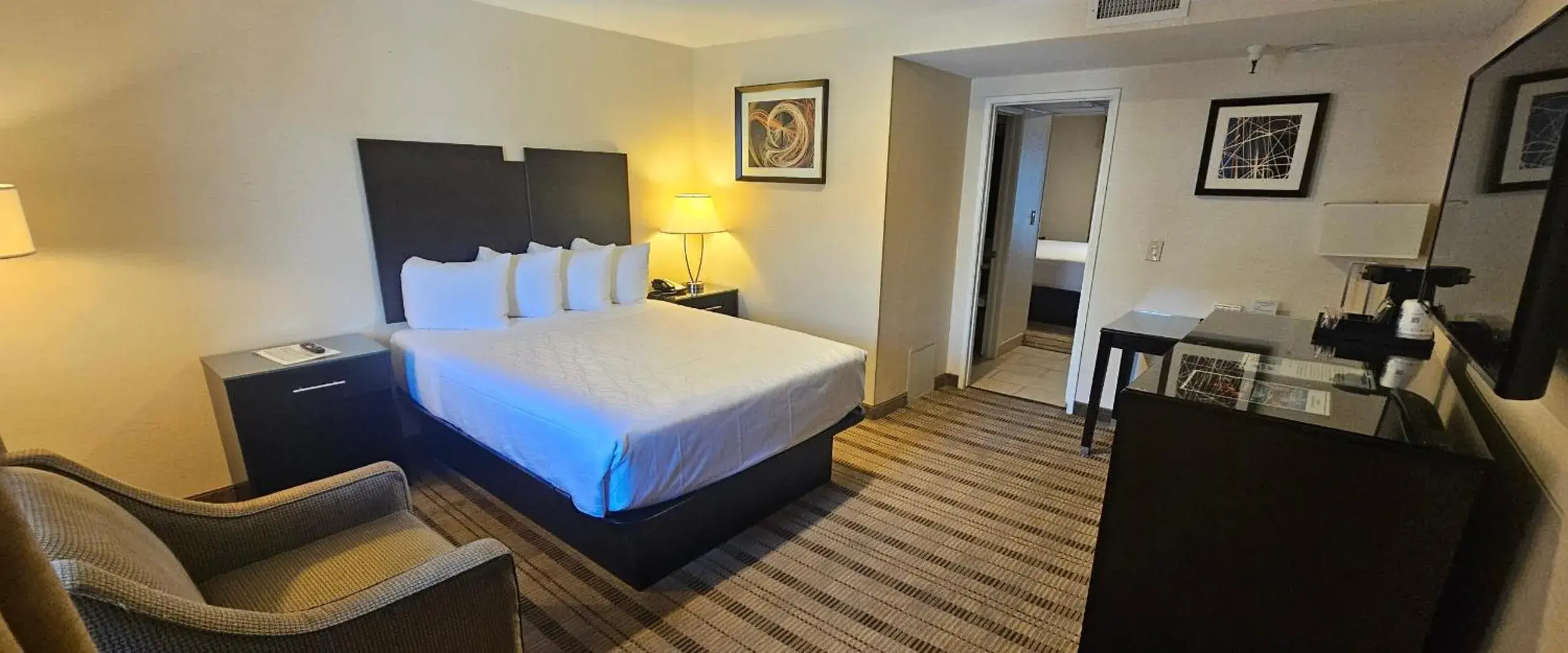 Bed in Best Western Pasadena Royale Inn & Suites Bed in Best Western Pasadena Royale Inn & Suites