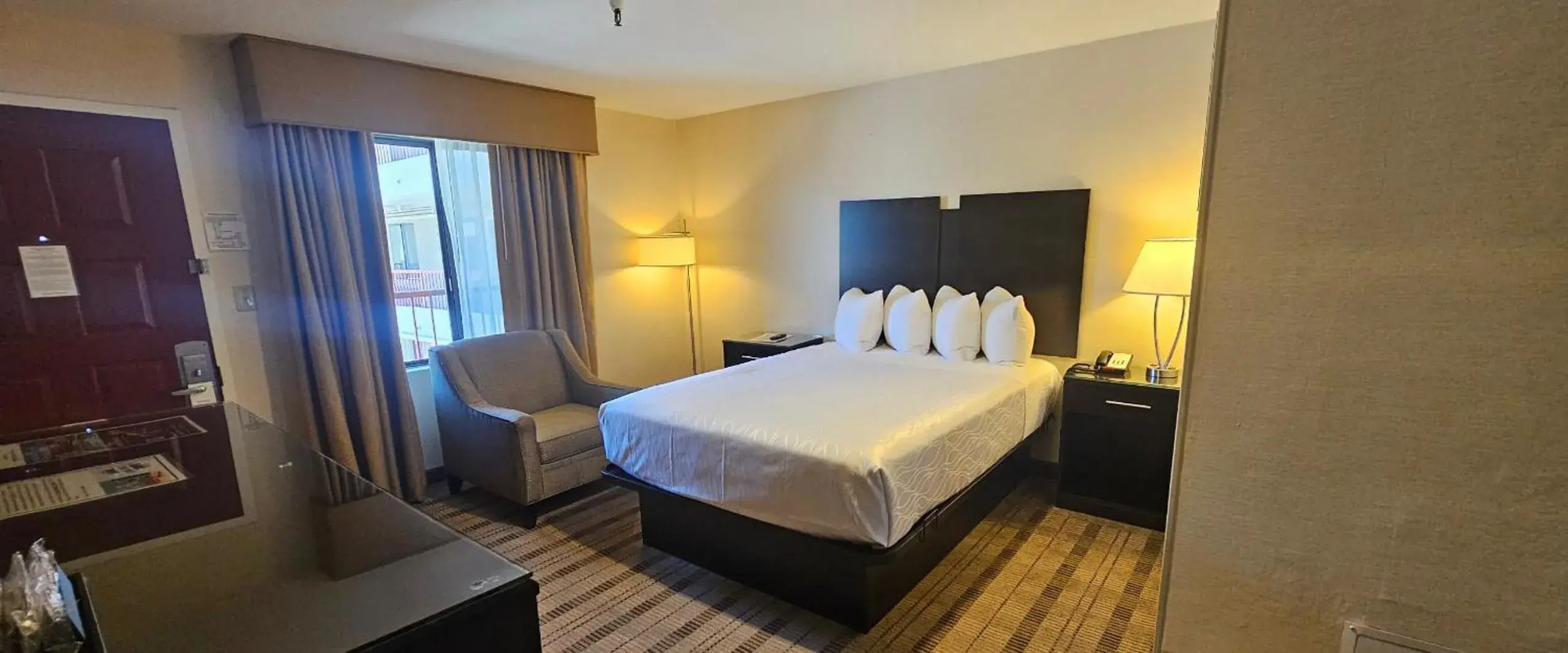 Bed in Best Western Pasadena Royale Inn & Suites Bed in Best Western Pasadena Royale Inn & Suites