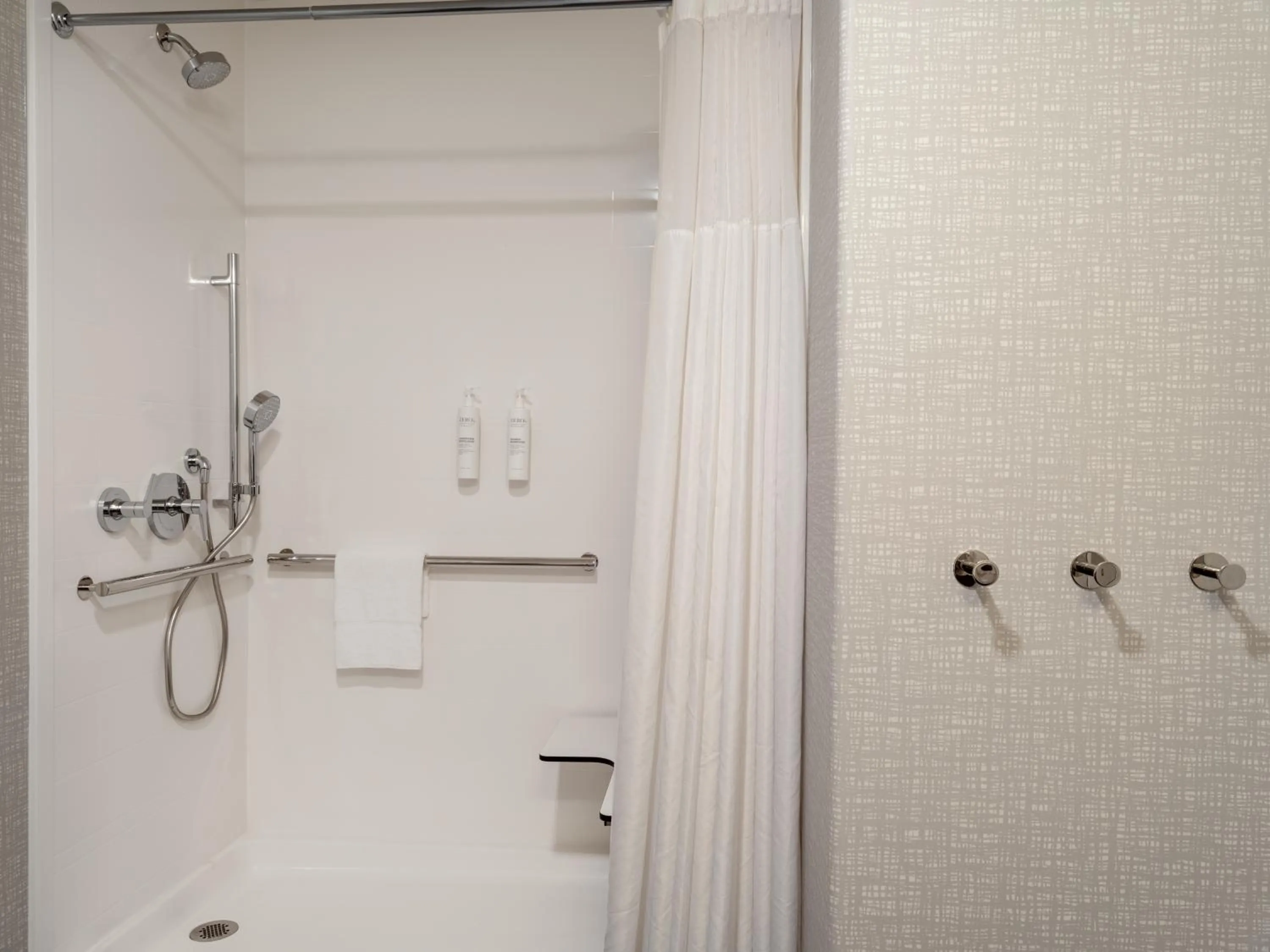 Shower in Hampton Inn & Suites Boise-Meridian