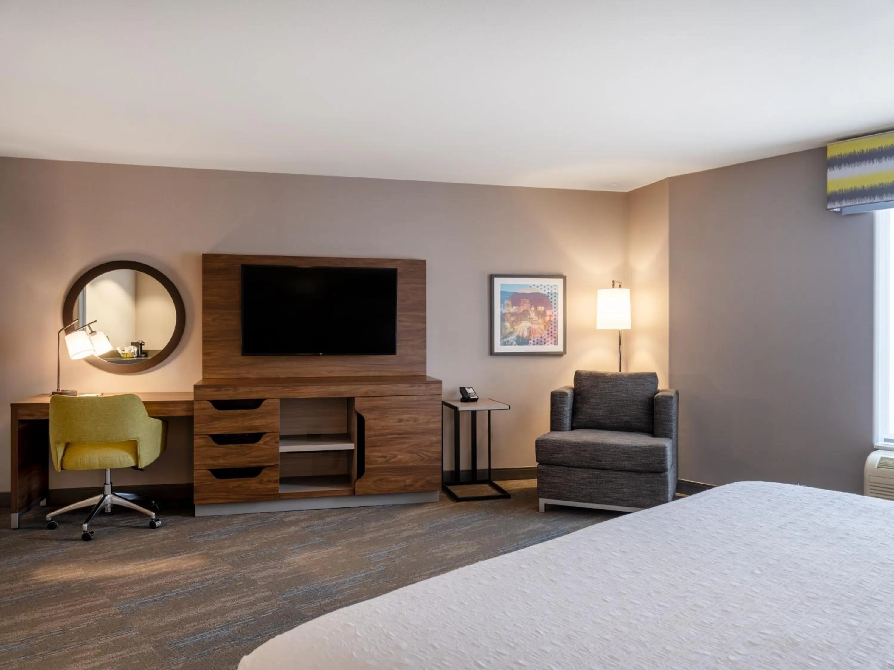 Bed in Hampton Inn & Suites Boise-Meridian