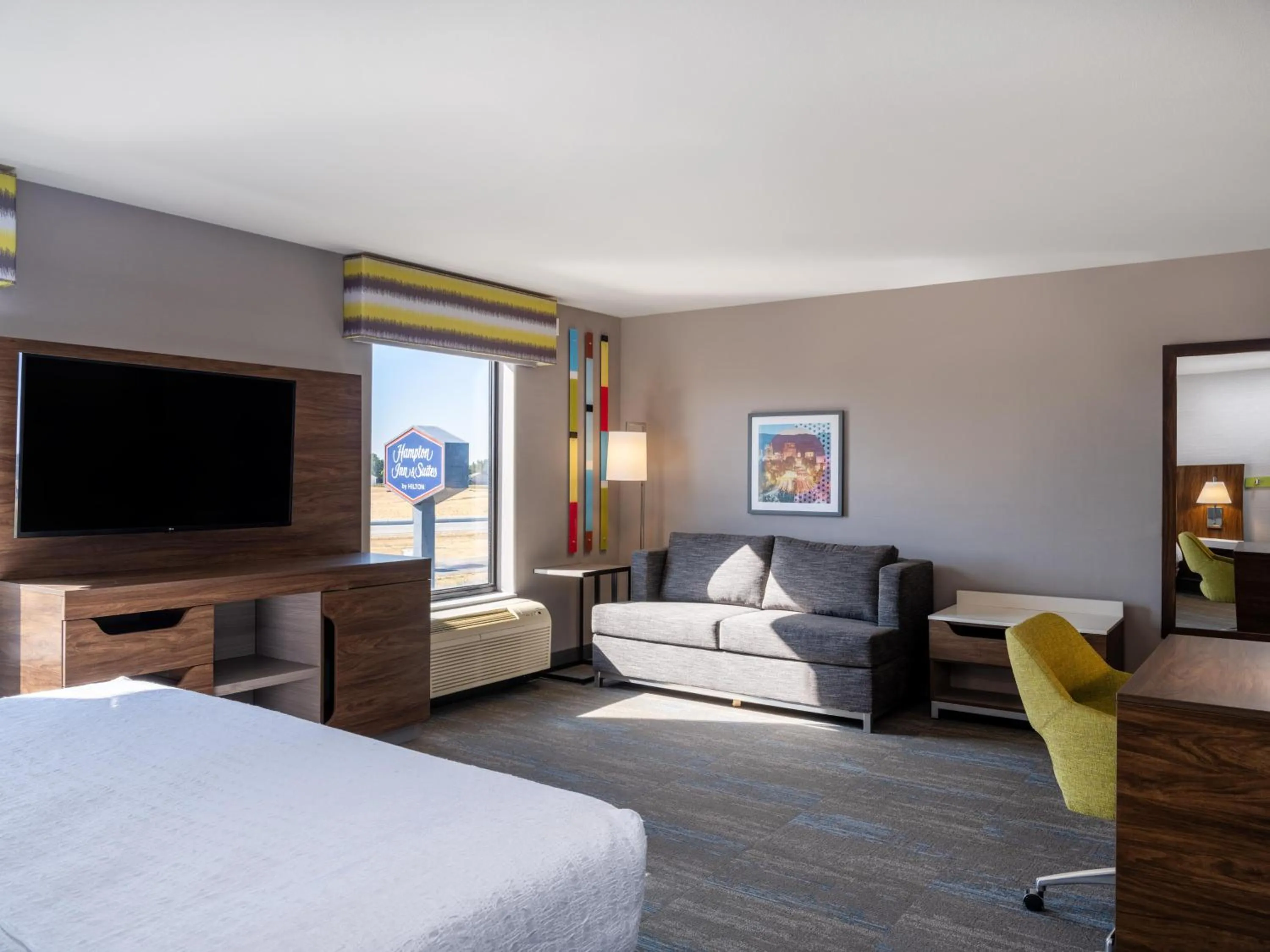 Living room, Bed in Hampton Inn & Suites Boise-Meridian