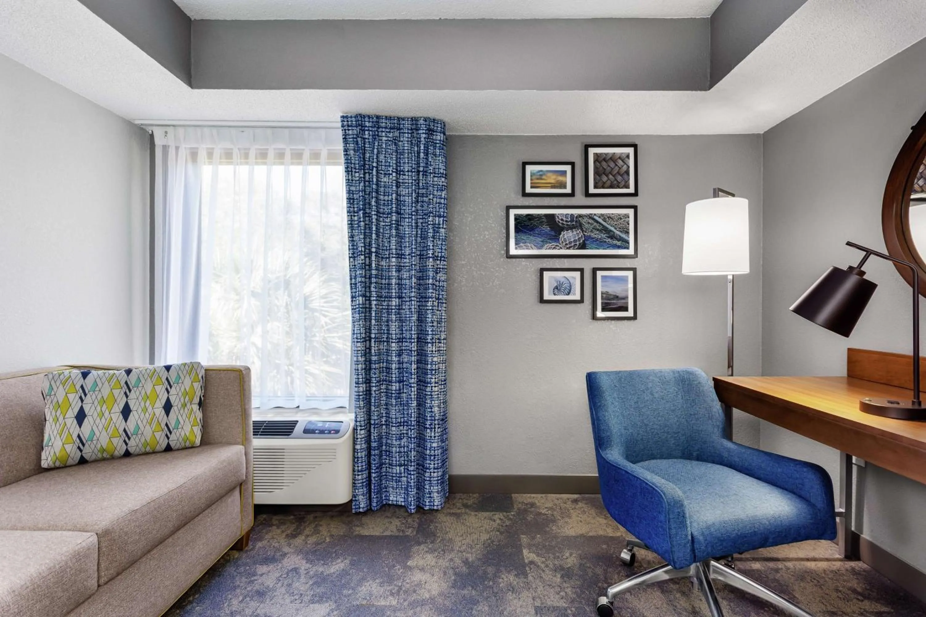 Bedroom in Hampton Inn Amelia Island