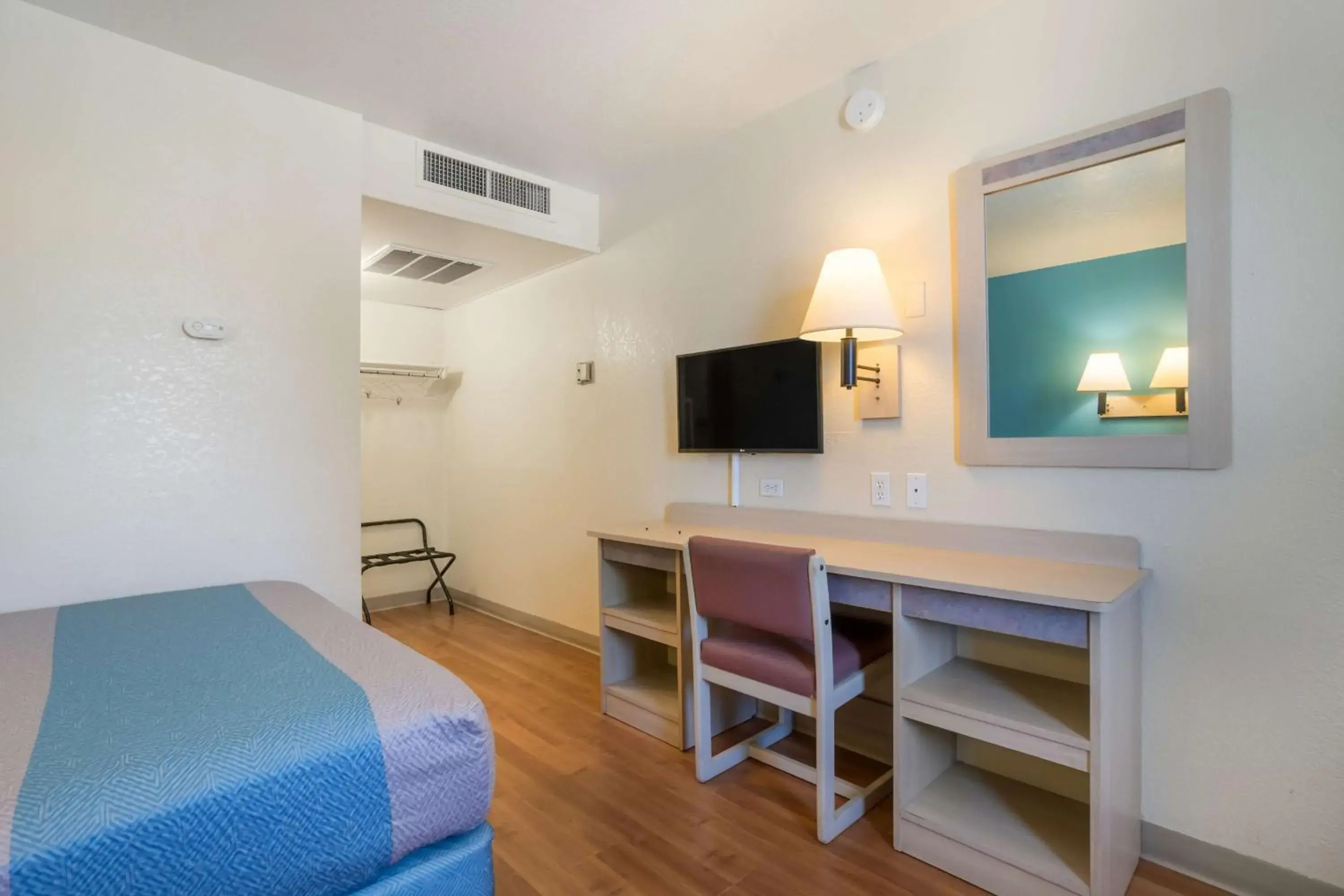 Photo of the whole room, Bed in Motel 6-Grand Junction, CO Photo of the whole room, Bed in Motel 6-Grand Junction, CO