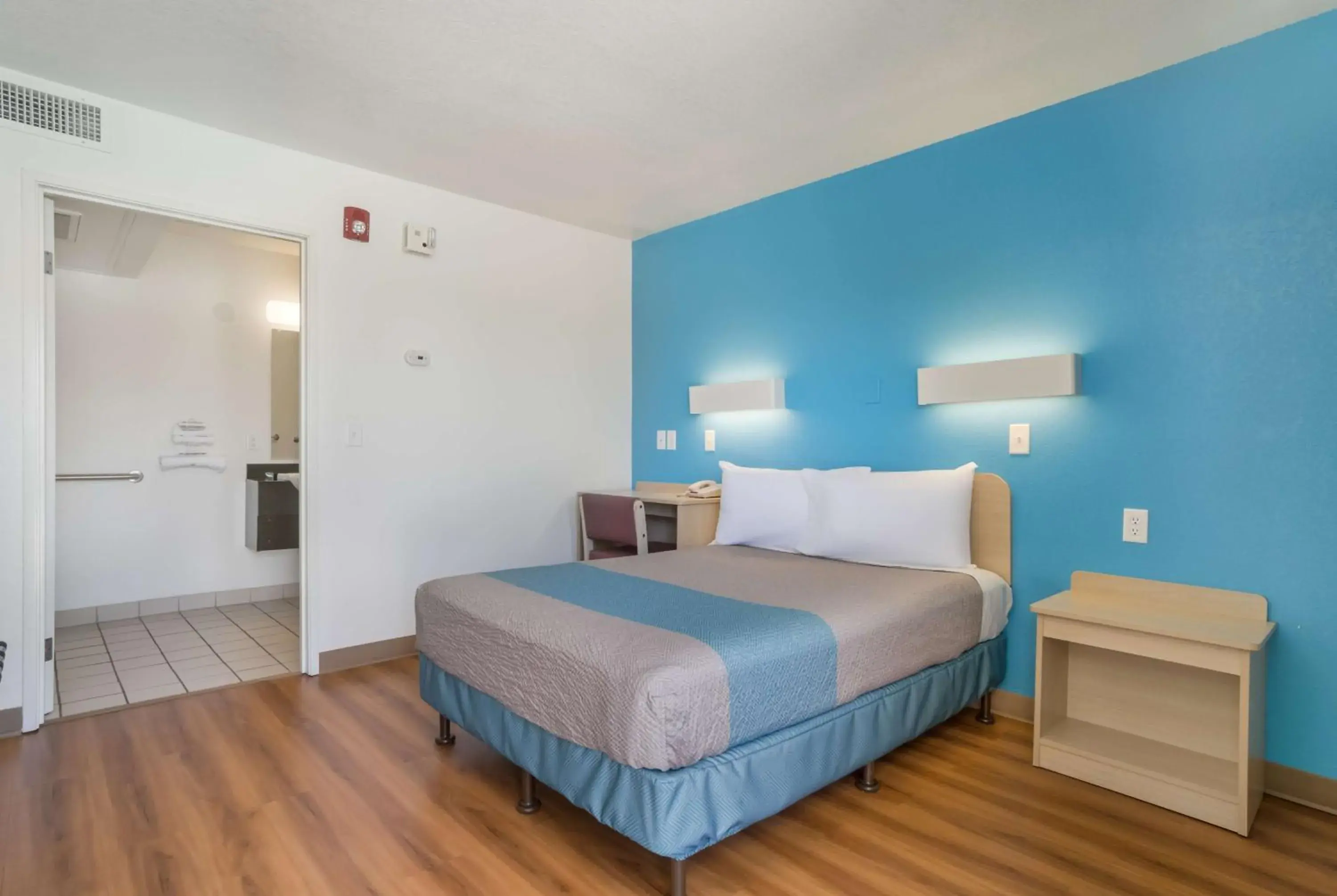 Double Room - single occupancy - Disability Access - Non-Smoking in Motel 6-Grand Junction, CO Double Room - single occupancy - Disability Access - Non-Smoking in Motel 6-Grand Junction, CO