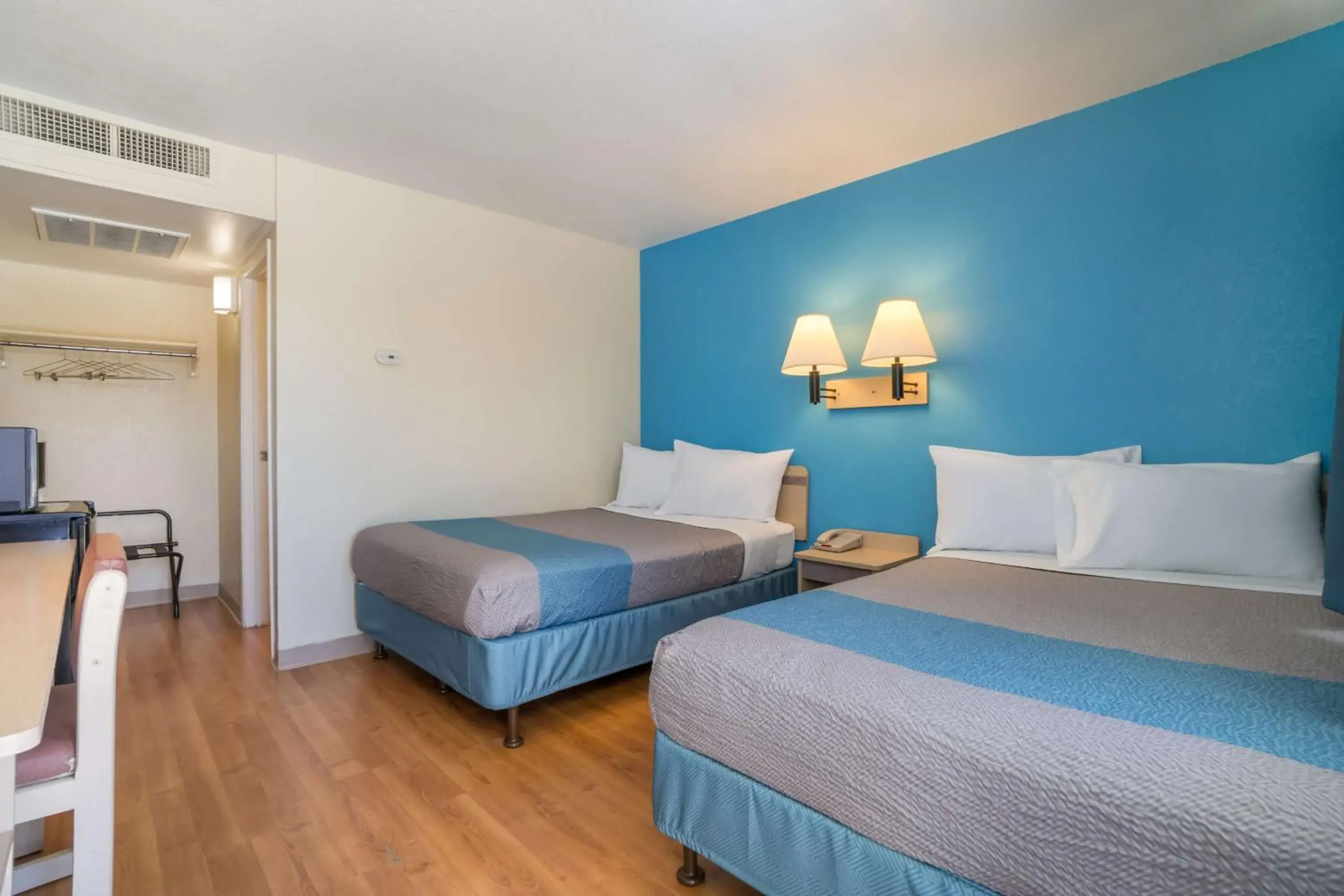 Deluxe Quadruple Room - single occupancy - Non-Smoking in Motel 6-Grand Junction, CO Deluxe Quadruple Room - single occupancy - Non-Smoking in Motel 6-Grand Junction, CO